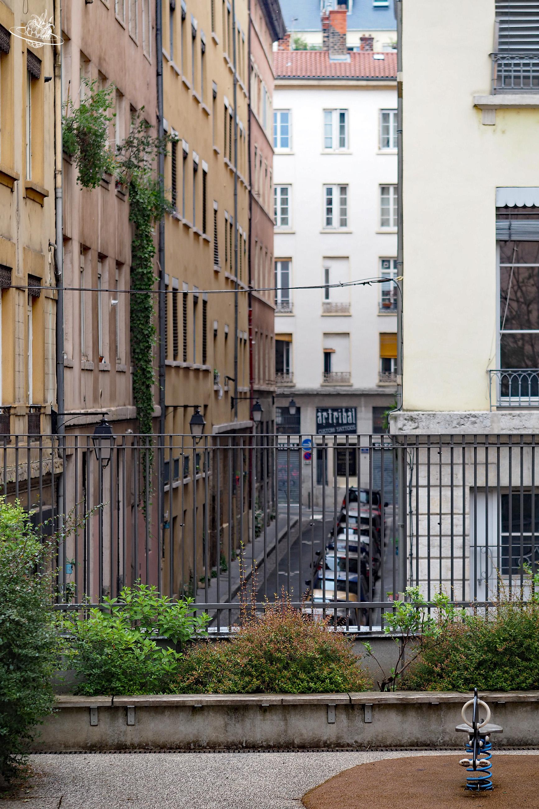 Blick auf Spielplatz und Quartier