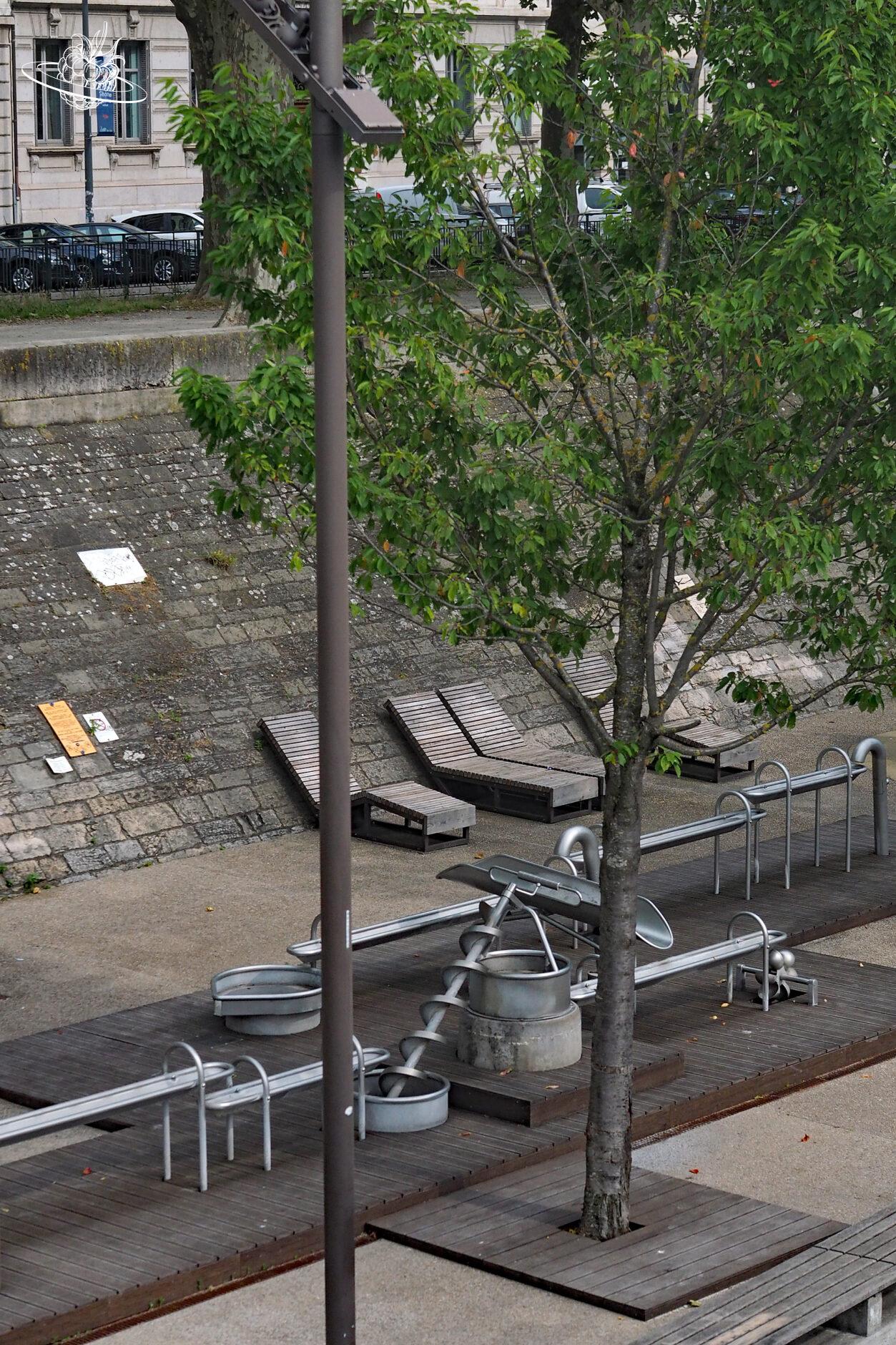 Blick auf Spielplatz und Liegemöglichkeiten