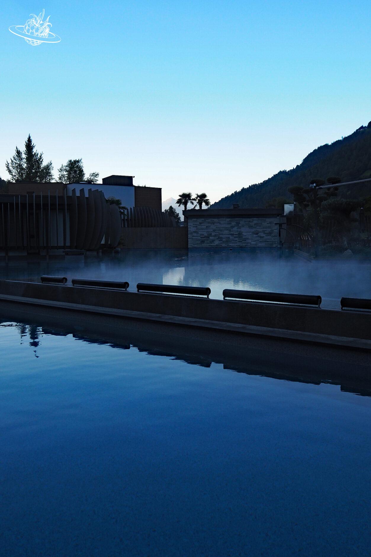 Aussenpool, welches aufgrund der Wärme leicht dampft