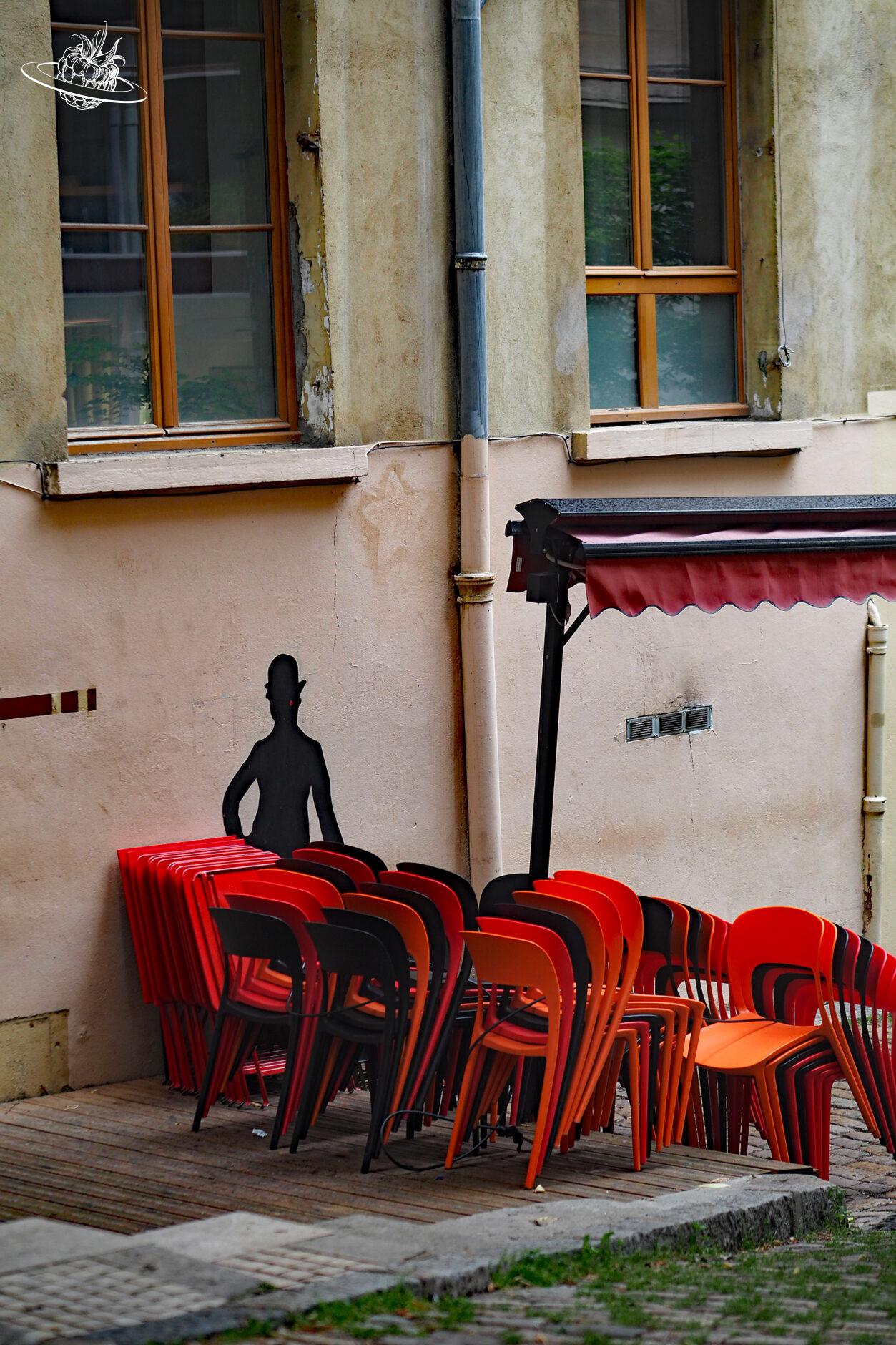 schwarze Figur auf Wand