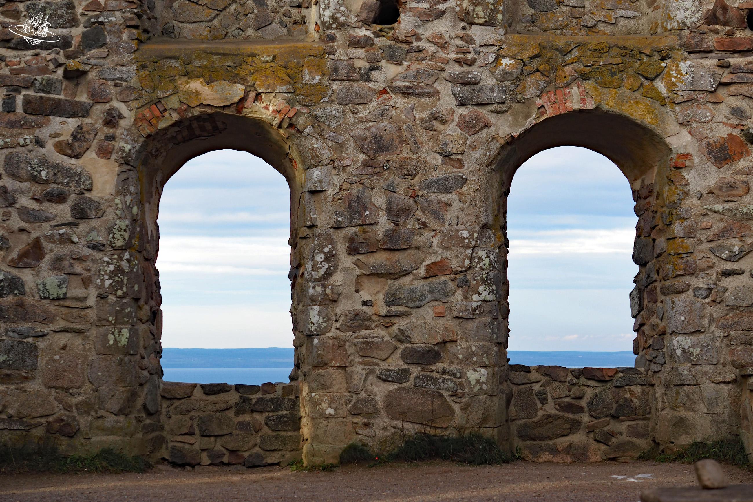 Mauer und mit Fenster mit Blick auf das MEer