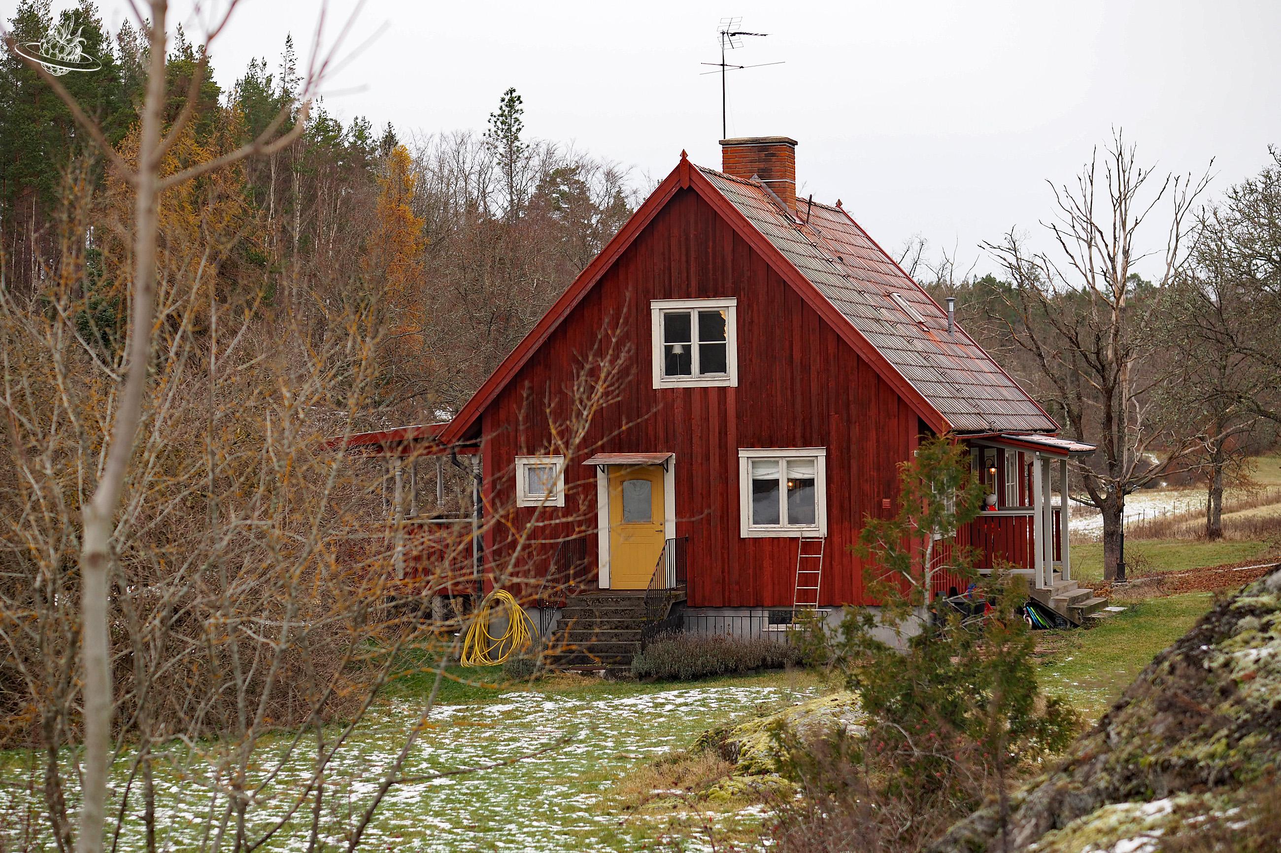 Rotes Häusschen in der Natur