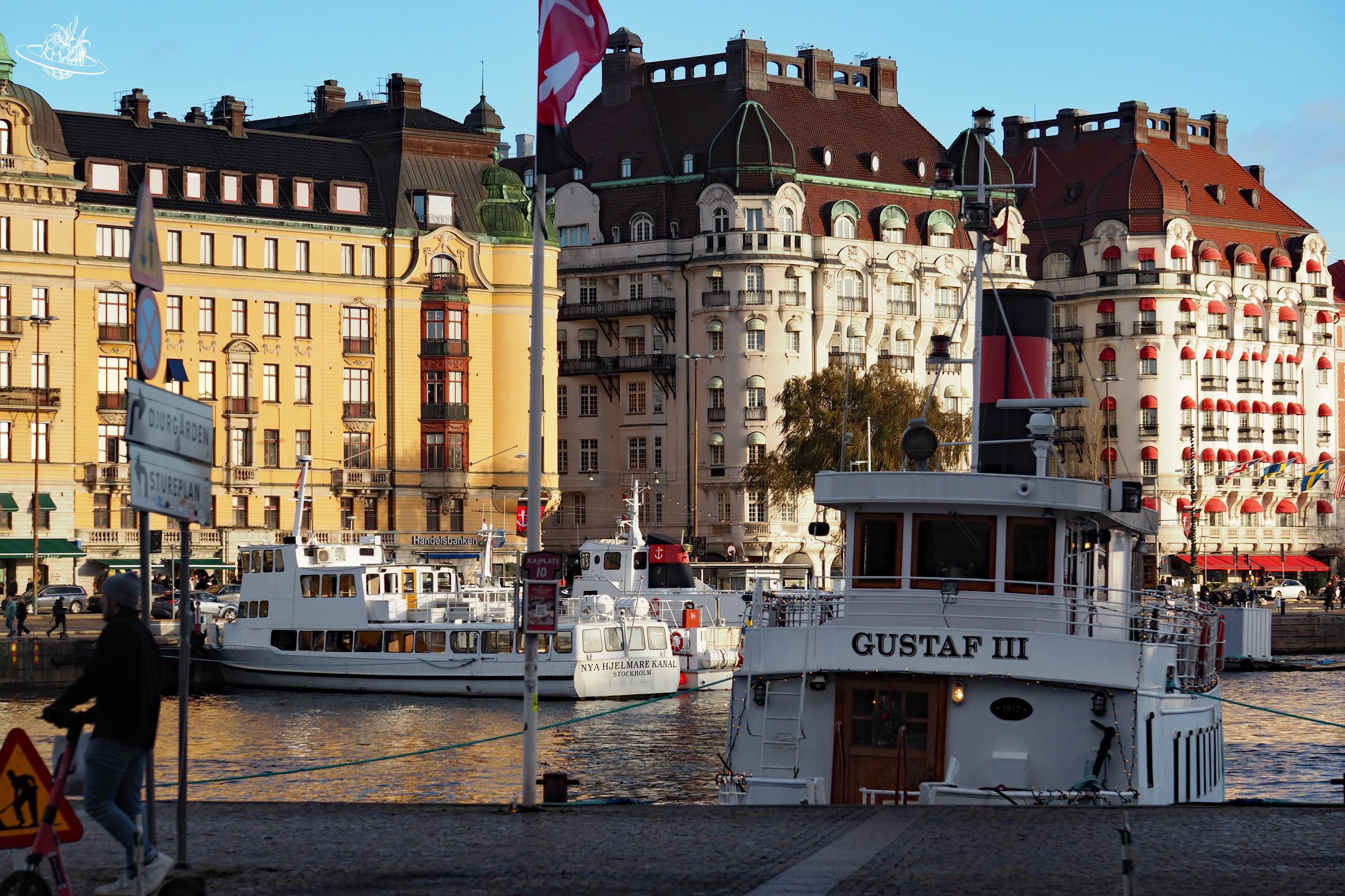 Schiffe und Gebäude im Hintergrund