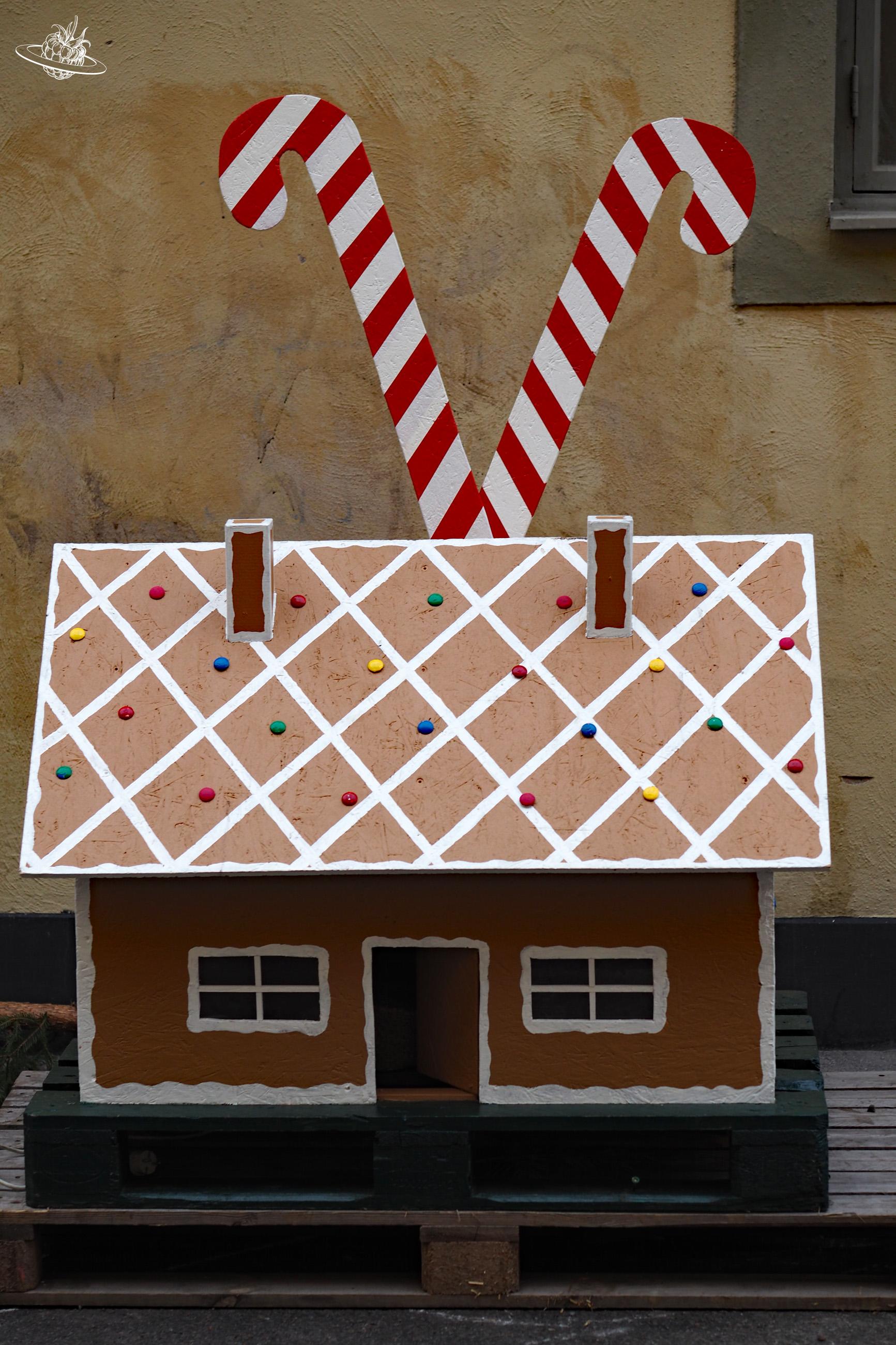 Weihnachtsdeko in Form von einem Lebkuchenhaus