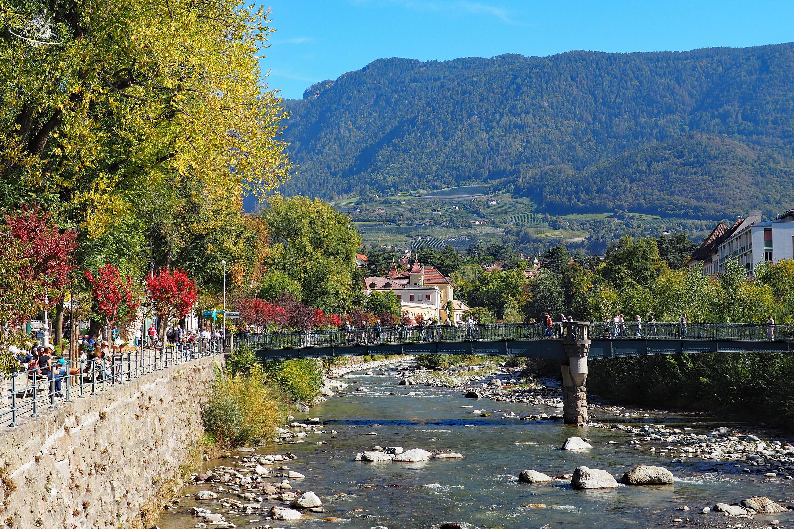 Blick auf Brücke und im Hintergrund sind Berge