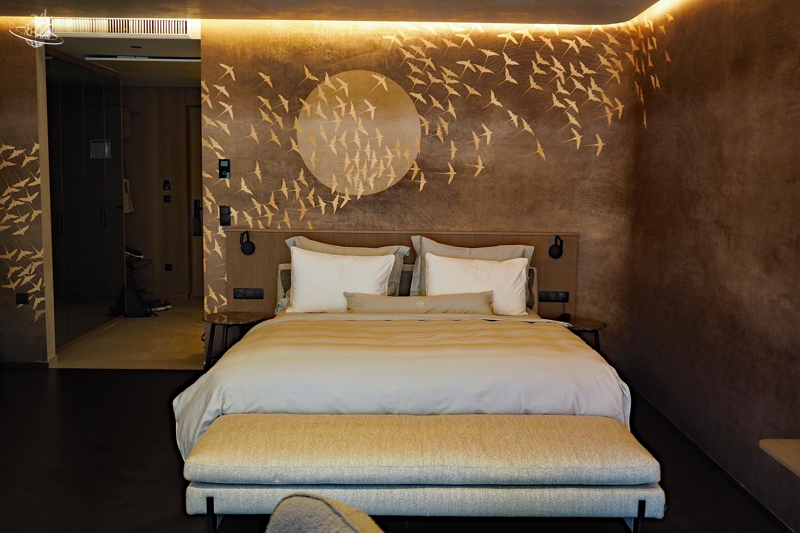 Bett inmitten des Raumes