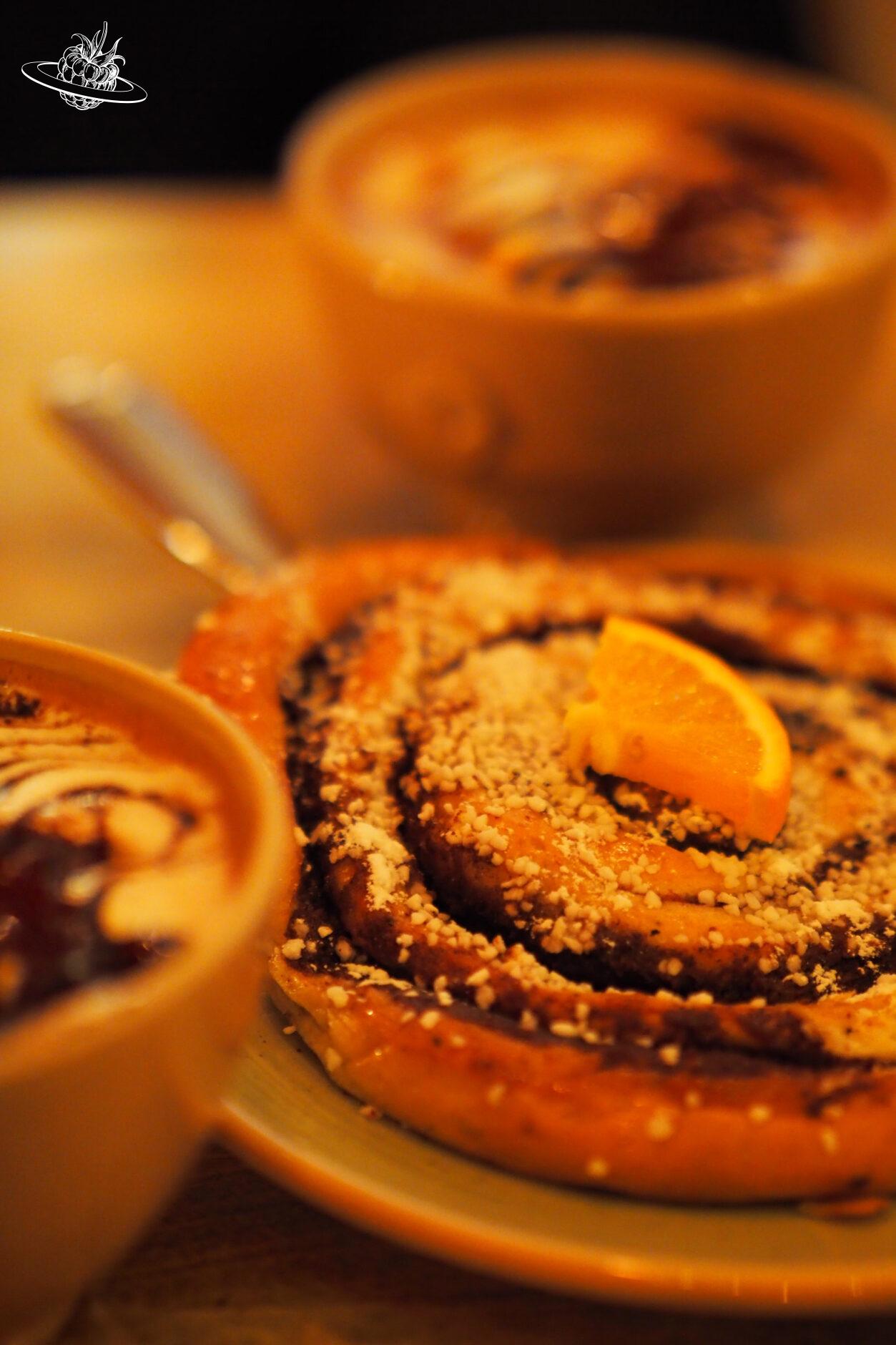 Zimtschnecken und heisse Schokolade