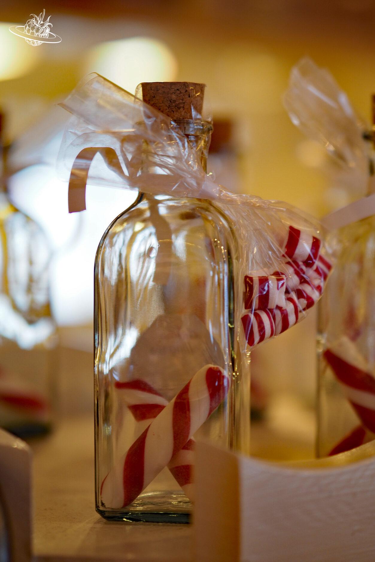 Zuckerstangen in Gläsern