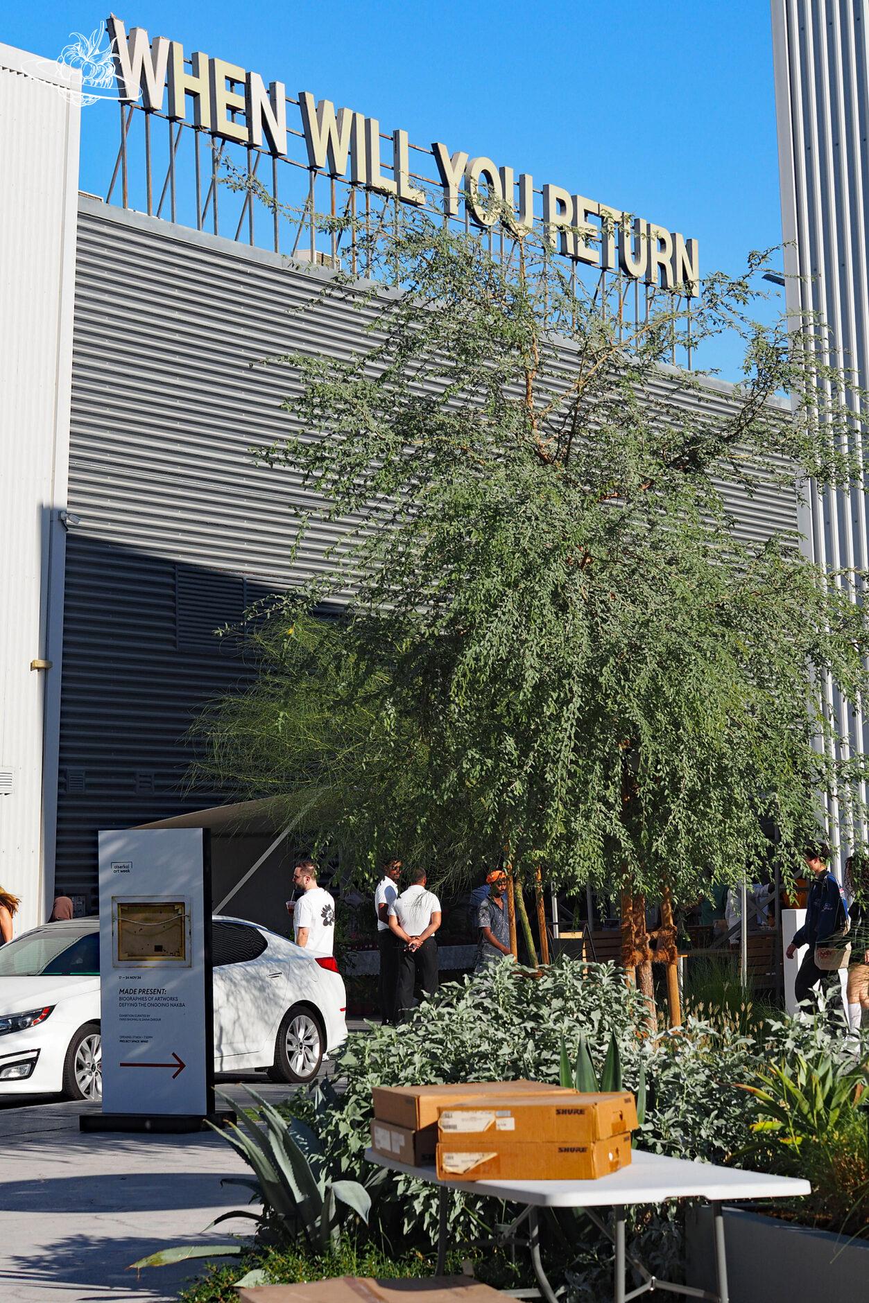 Shopping im alternativen Viertel in Dubai Alserkal Avenue mit Schriftzug "When will you return"