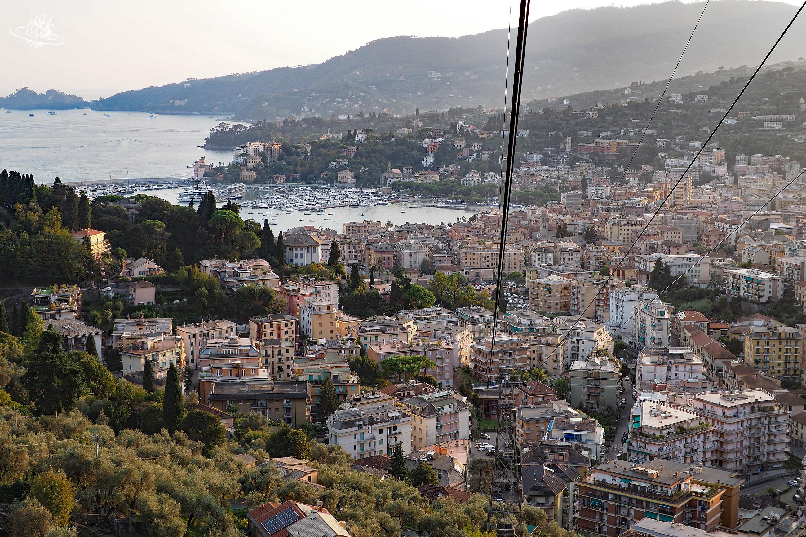 Blick aus der Gondelbahn über die Stadt Rapallo
