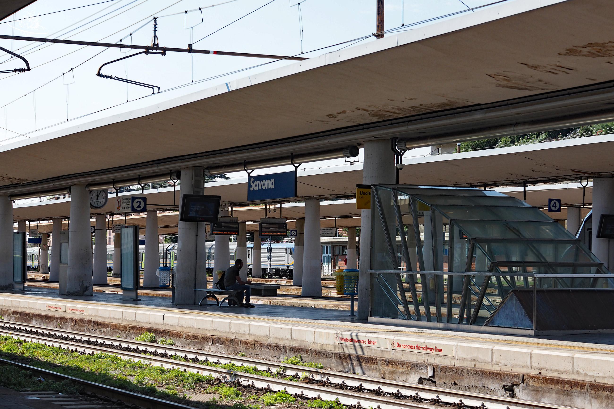 Blick auf Geleise und Perron