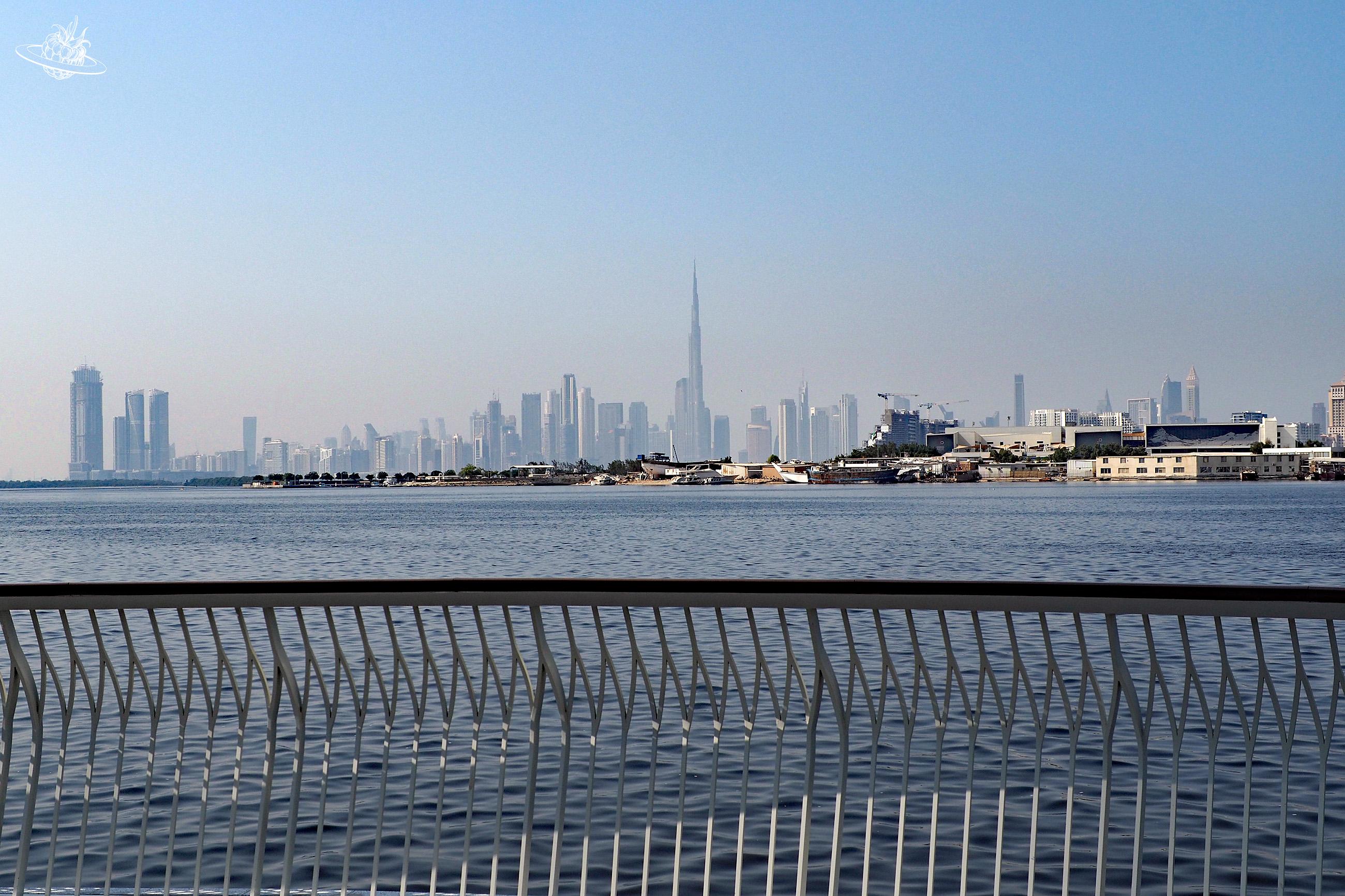 Spazieren bei der Dubai Creek mit Blick auf die Skyline