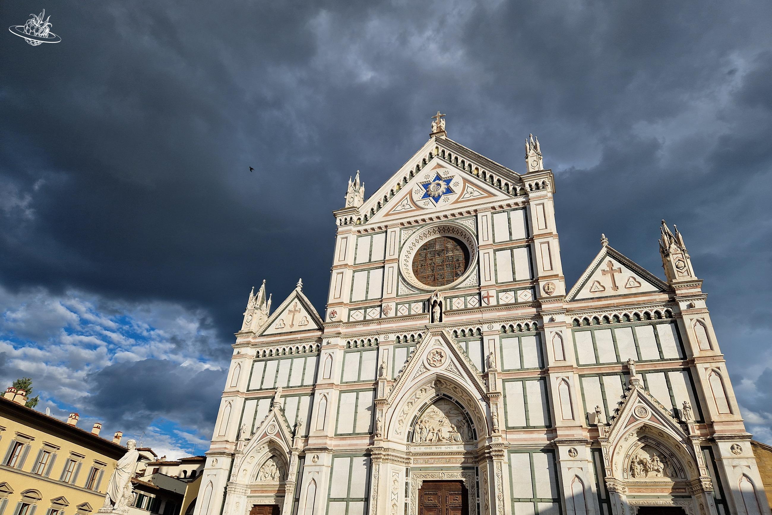 Grosse, weisse Kirche vor grauen Wolken