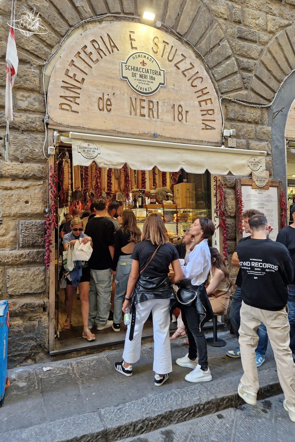 Leute warten vor Lebensmittelladen