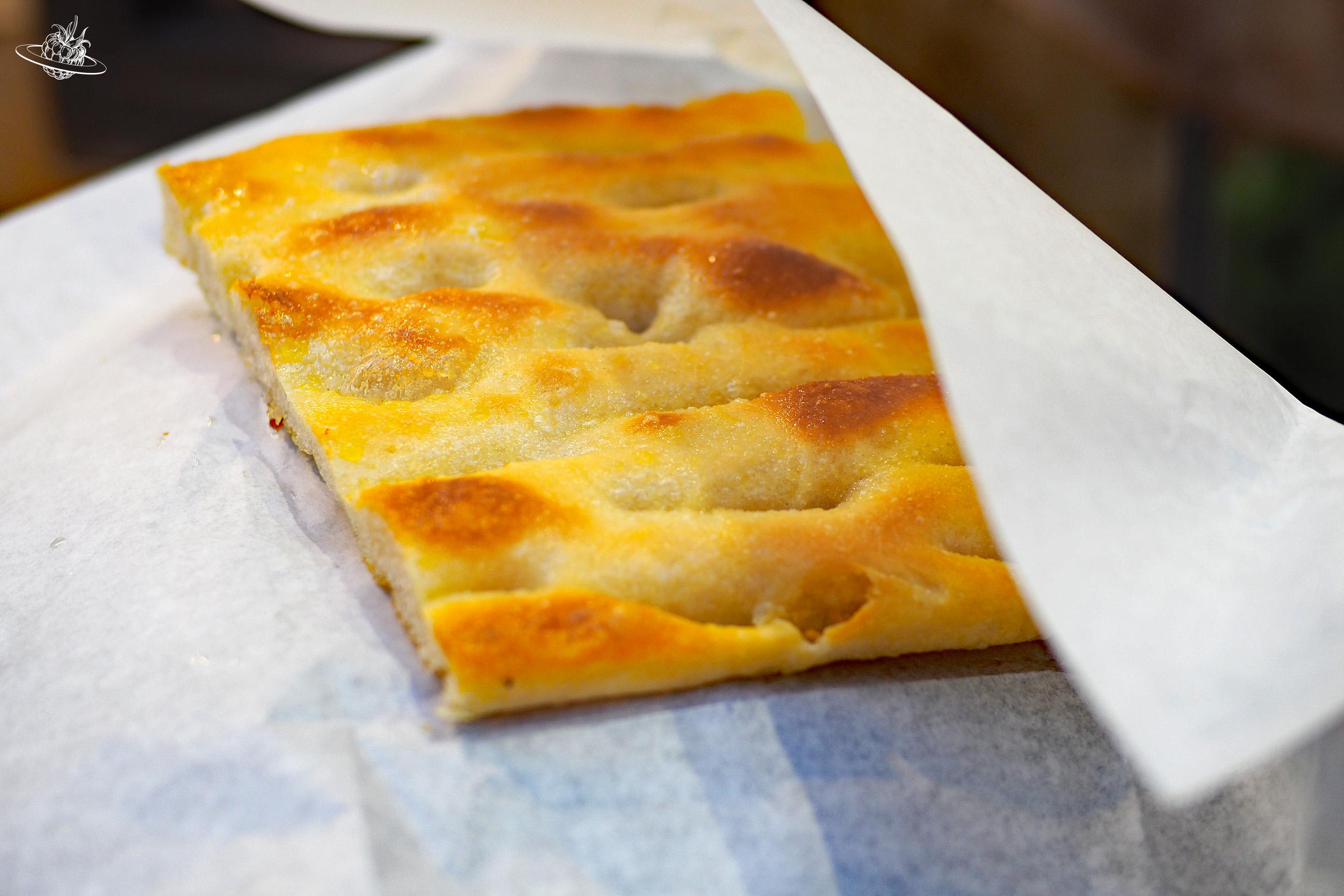 Ein Stück Brot mit viel Olivenöl