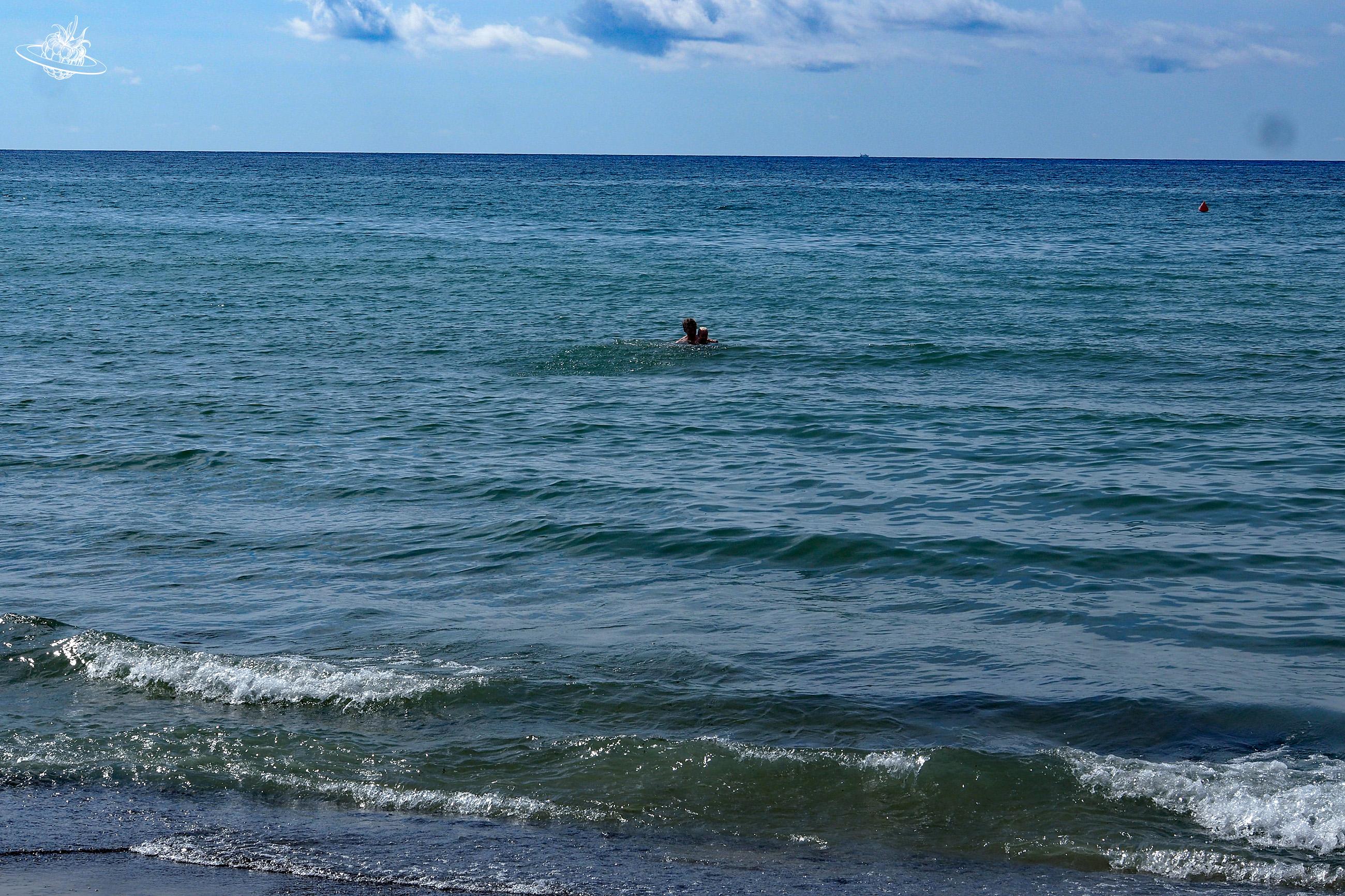 Person schwimmt im Meer