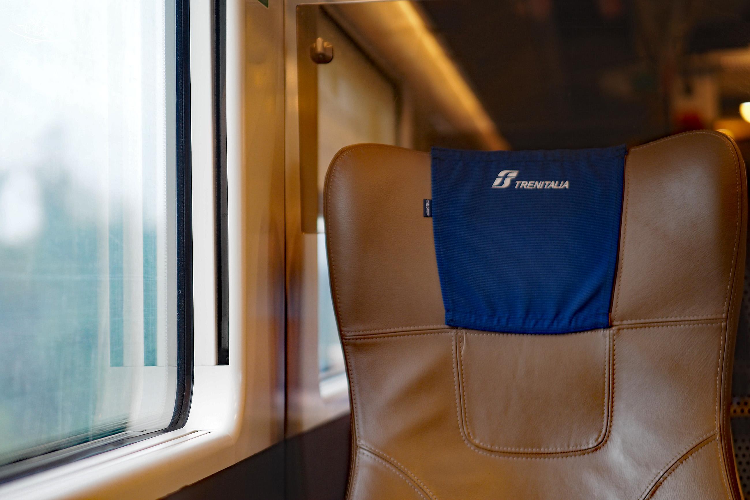 Sitzplatz aus Leder am Fenster