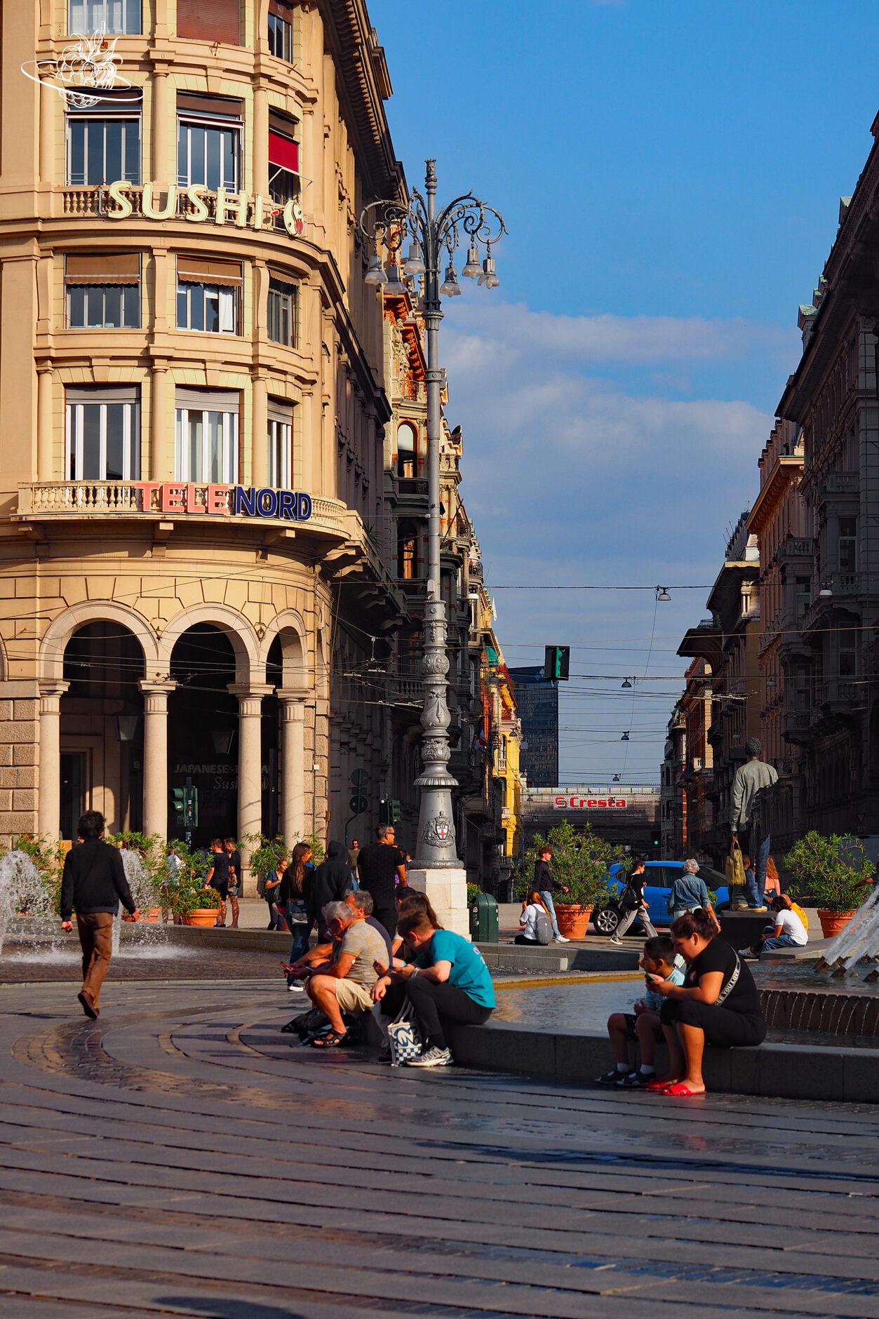 Belebter Platz in der Stadt