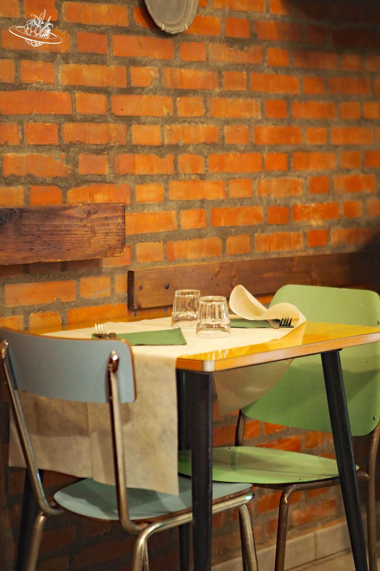 Einsamer Tisch in einem Restaurant