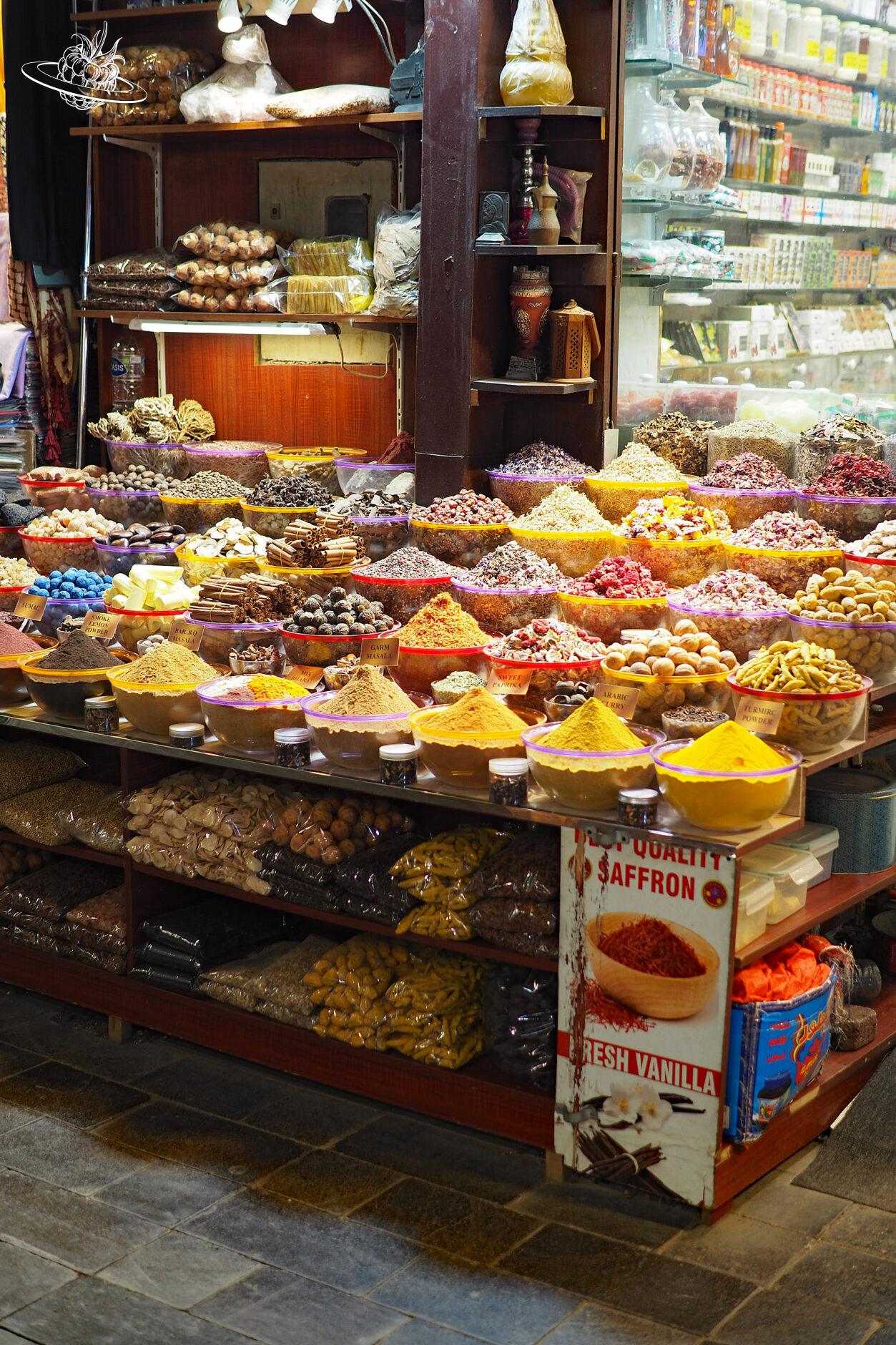 Viele verschiedene Gewürze in einem Marktstand