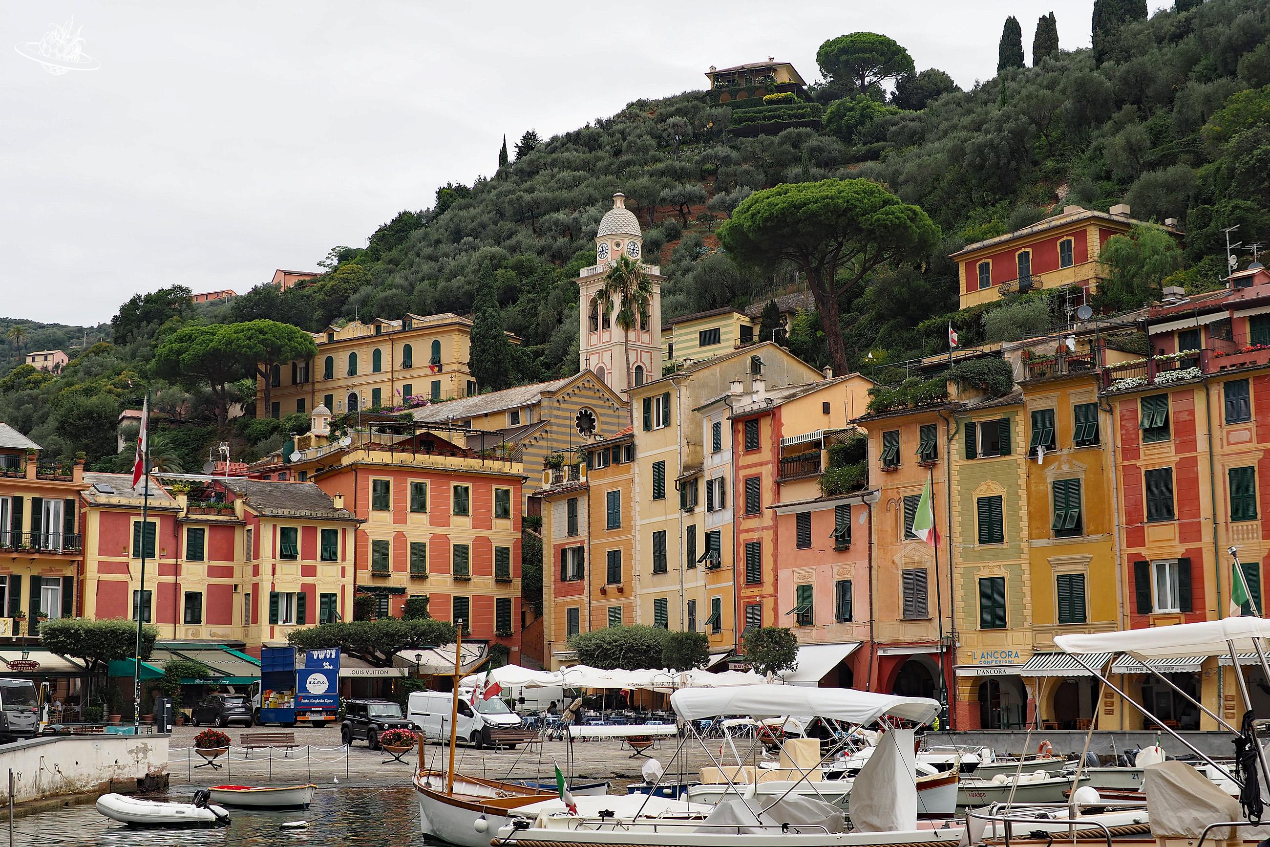Hafen mit farbiger Häuserfront im Hintergrund