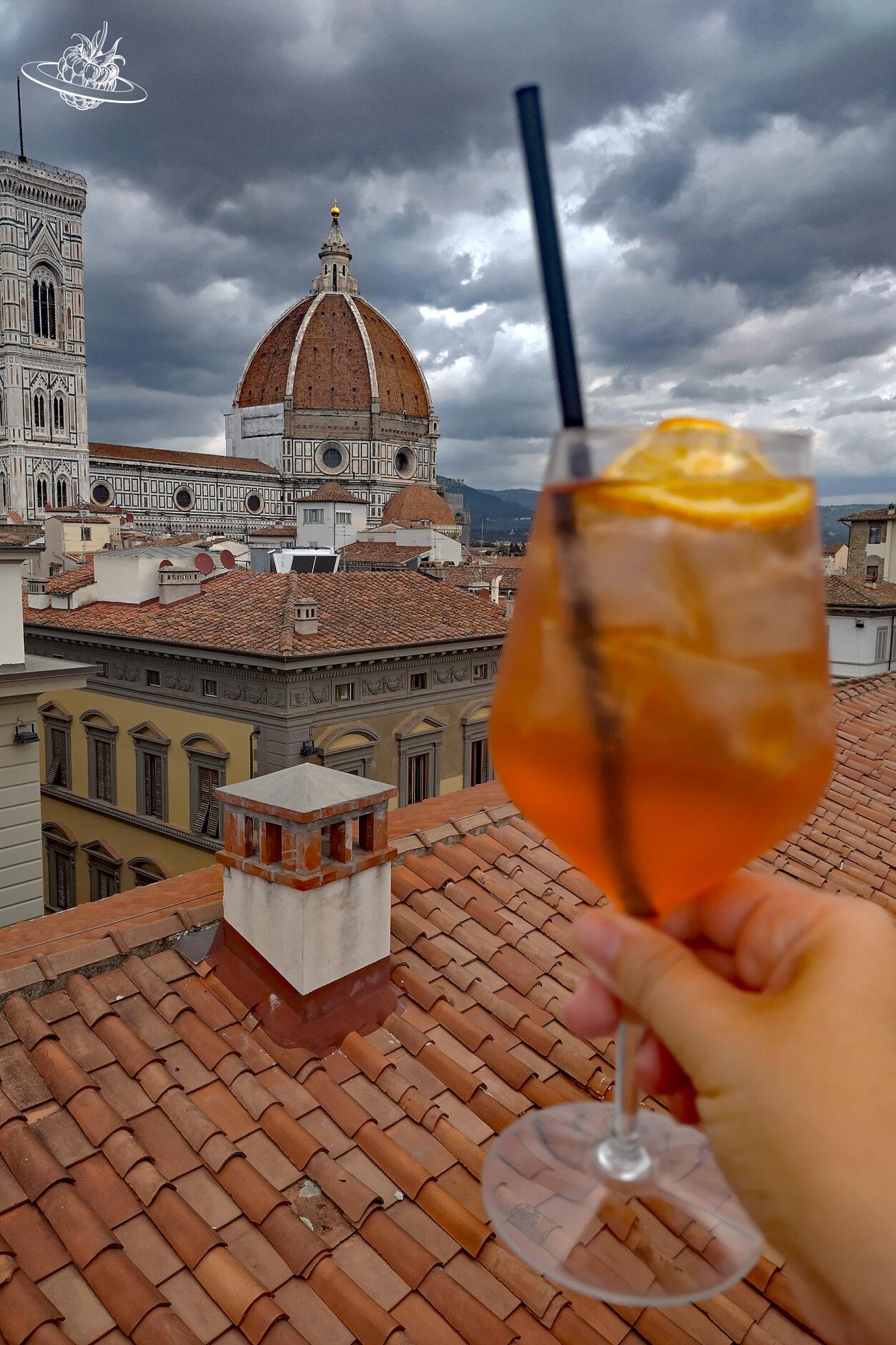Aperol Spritz und im Hintergrund Wahrzeichen von Florenz