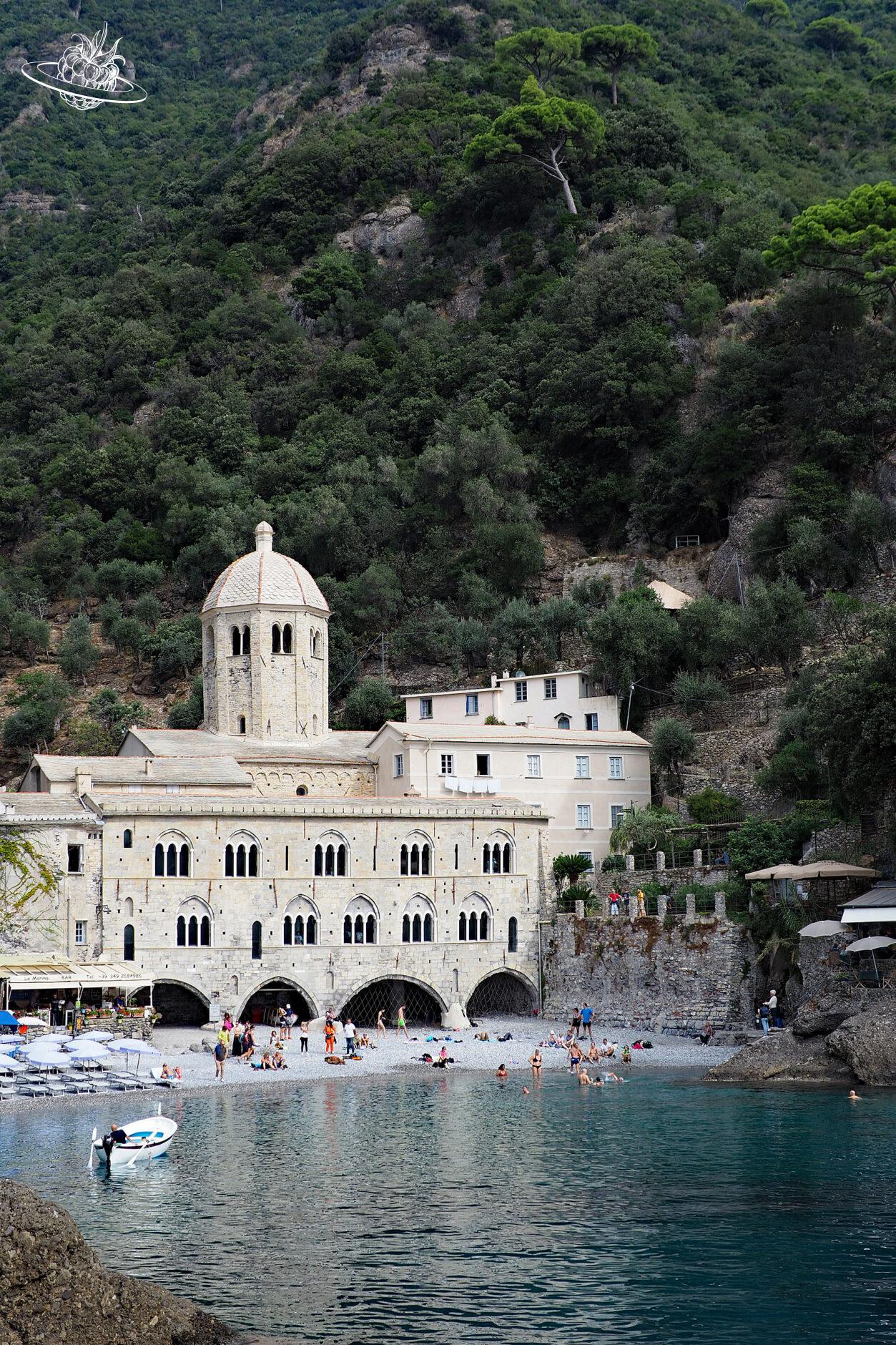 Schönes Kloster an einem grünen Hügel