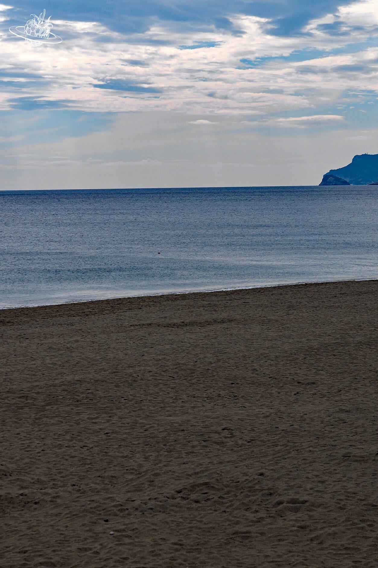 Stein-Strand mit Meer