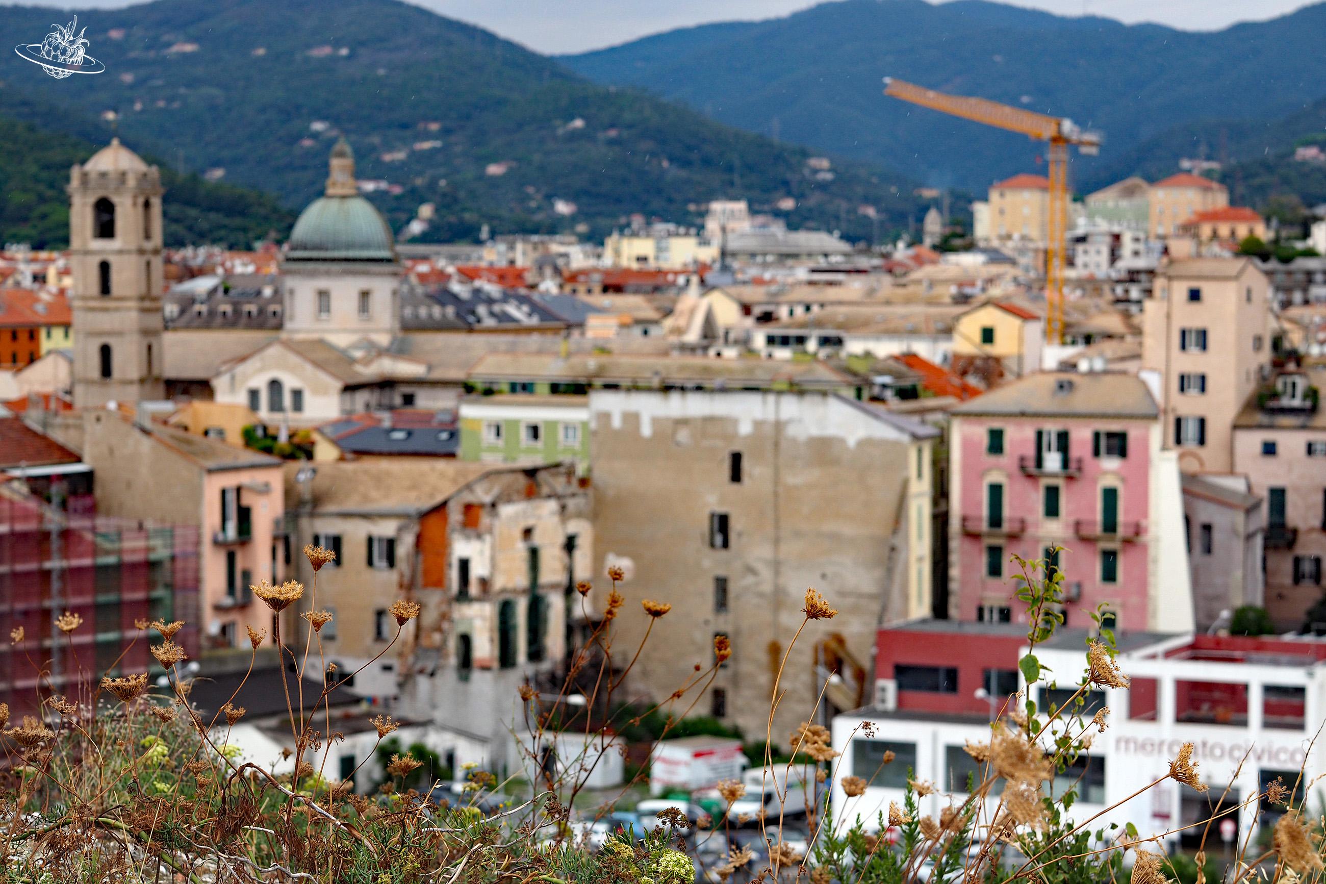 Stadt mit farbigen Häusern