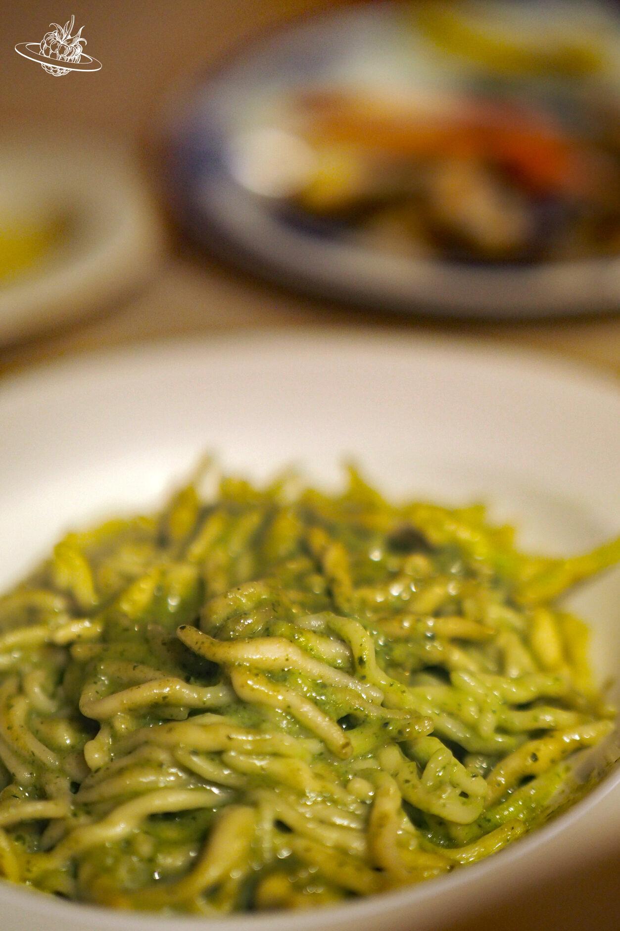 Teigwaren an einer grünen Pesto-Sauce