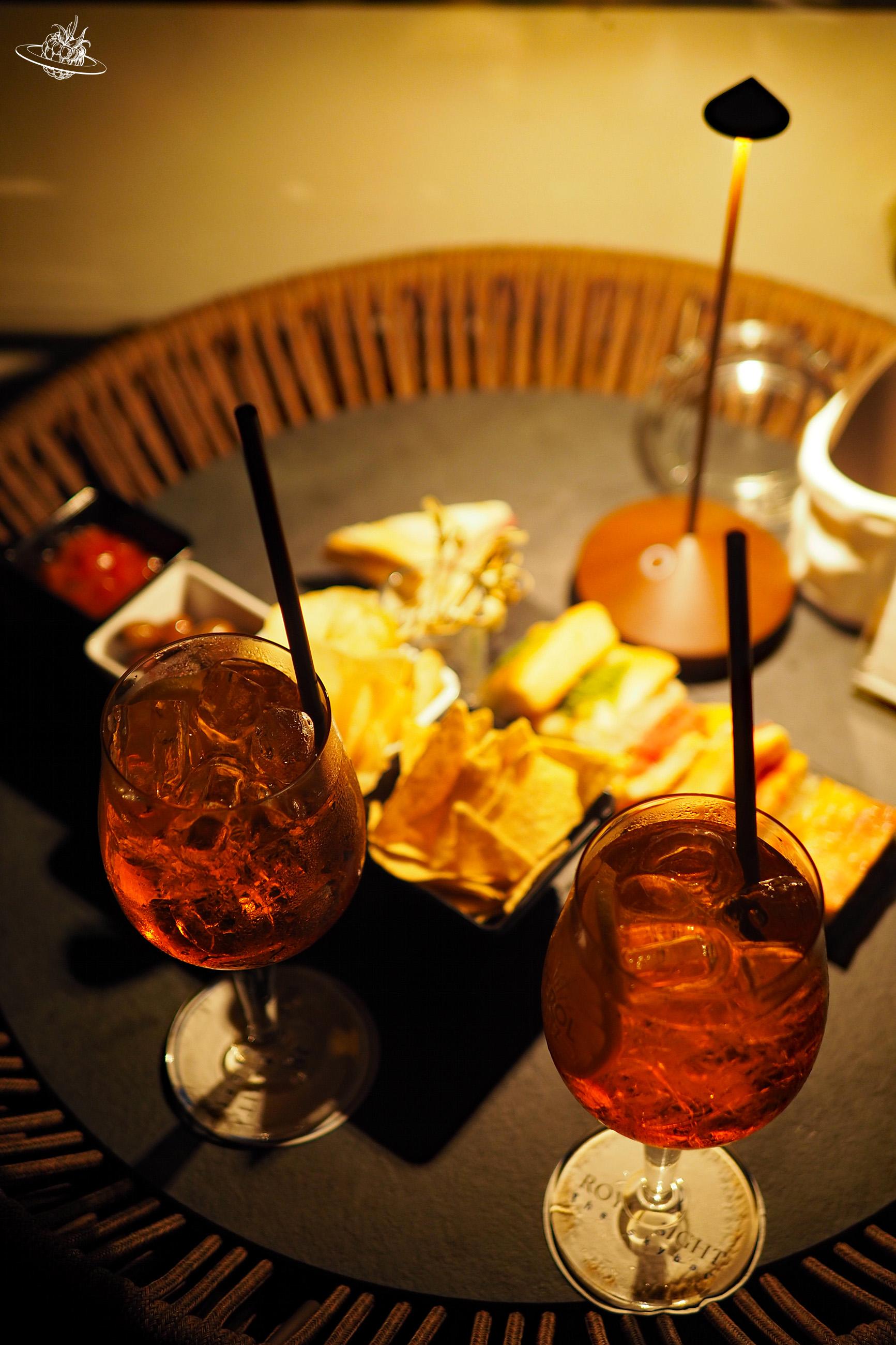 Teller mit Apero und zwei roten Getränken