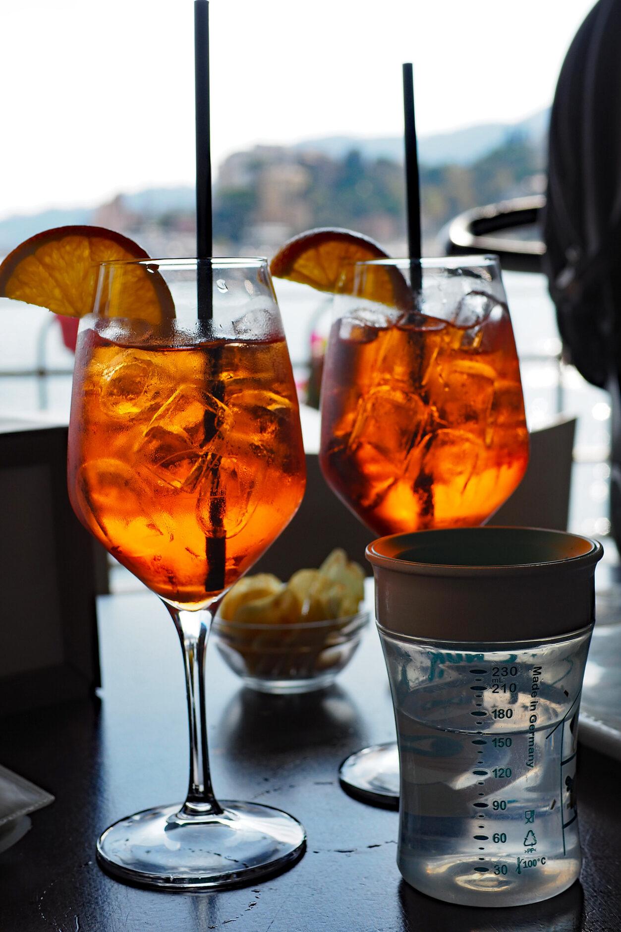Aperol Spritz Gläser mit Aussicht