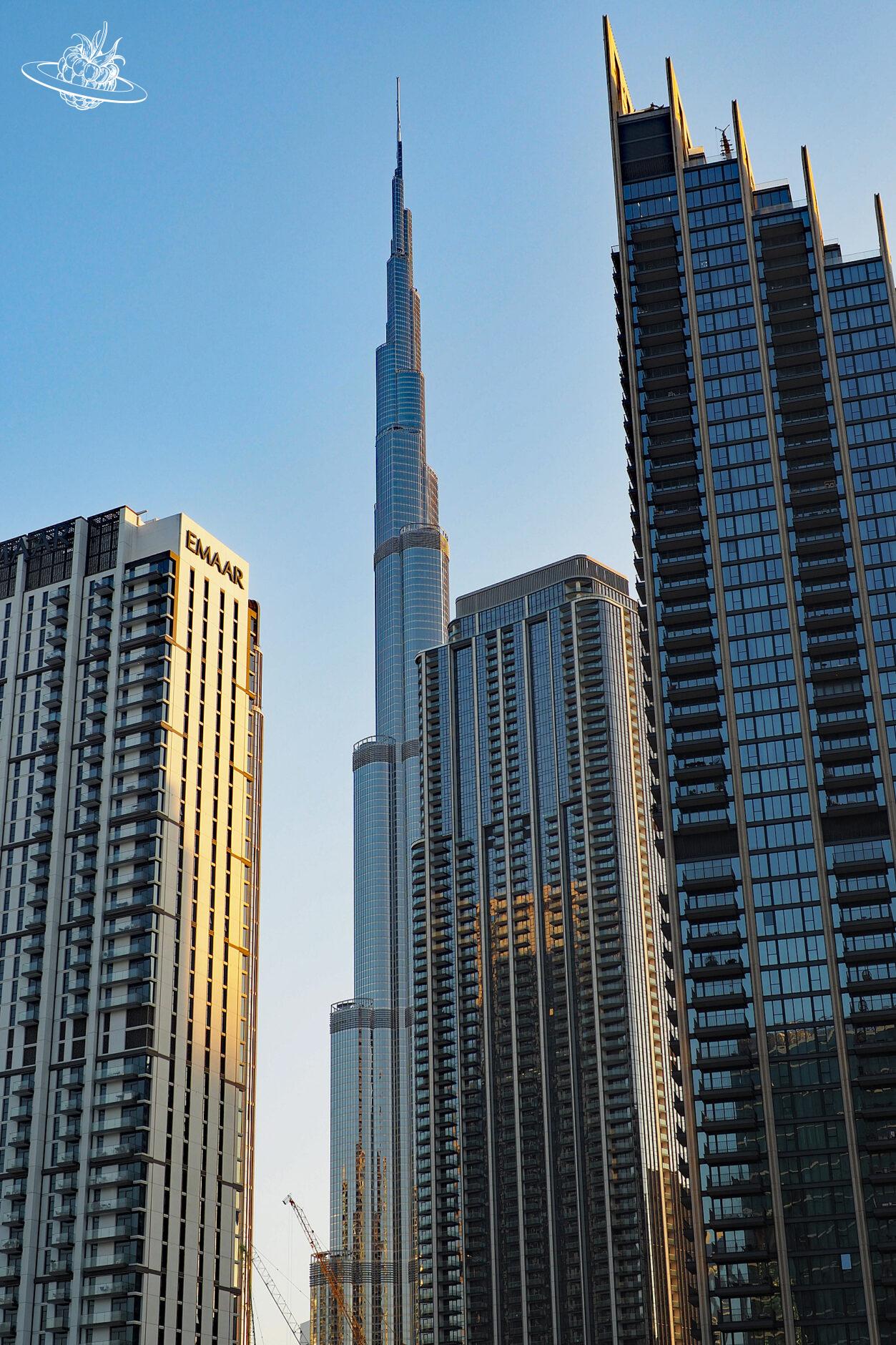 Blick auf den Burj Khalifa und die beeindruckenden Gebäuden
