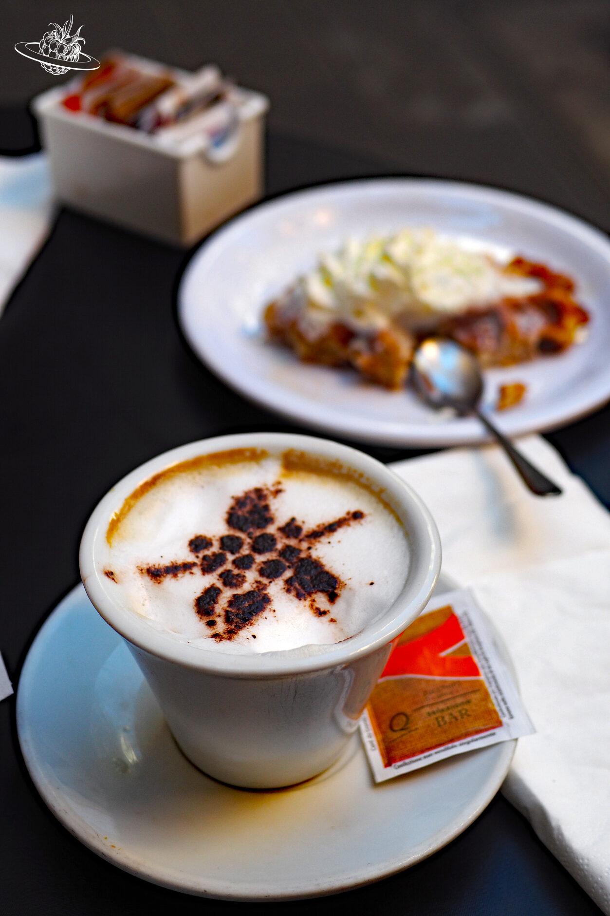 Café und Waffel auf einem Tisch