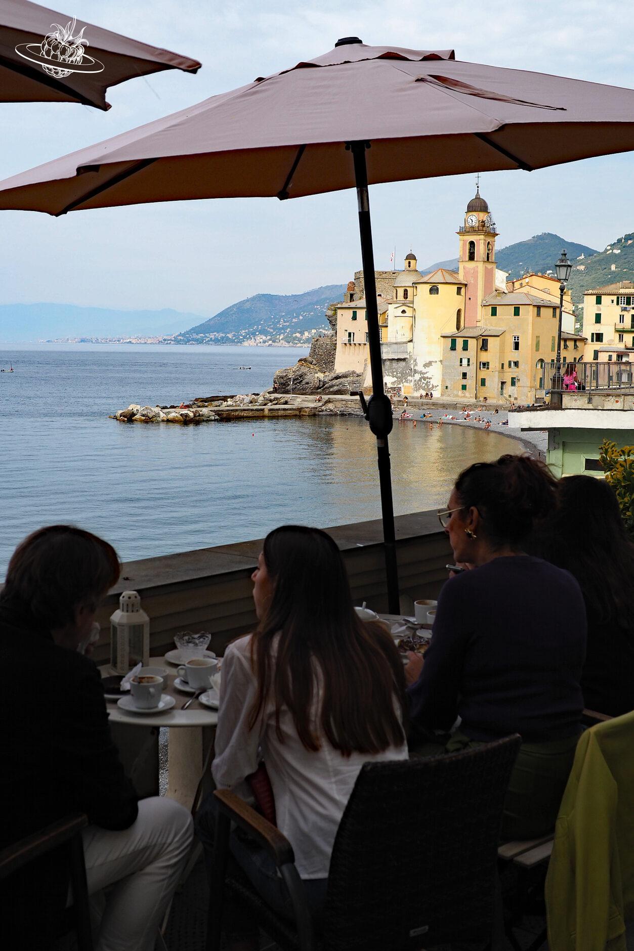 Menschen geniessen in Apero mit Blick aufs Meer