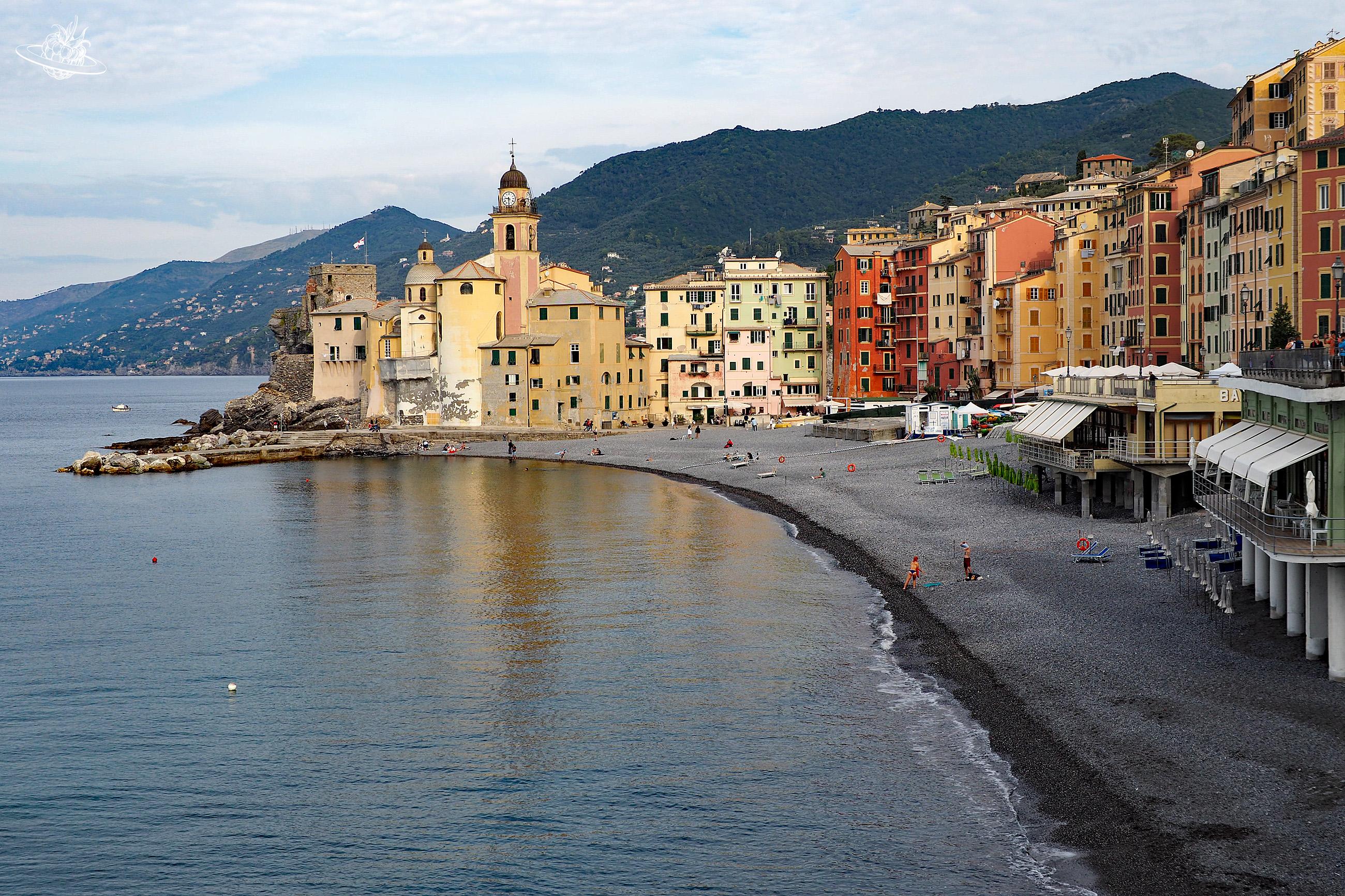 Strand mit farbigen Häusern im Hintergrund