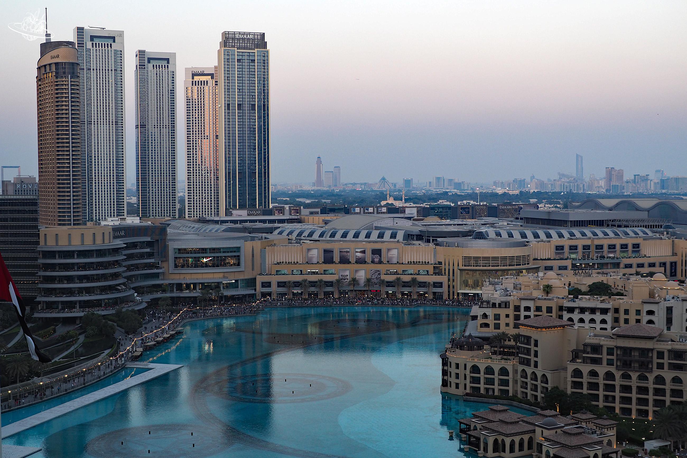 Blick auf die Dubai Mall und die stillgelegten Wasserspiele. Sowie die Skyline im Hintergrund