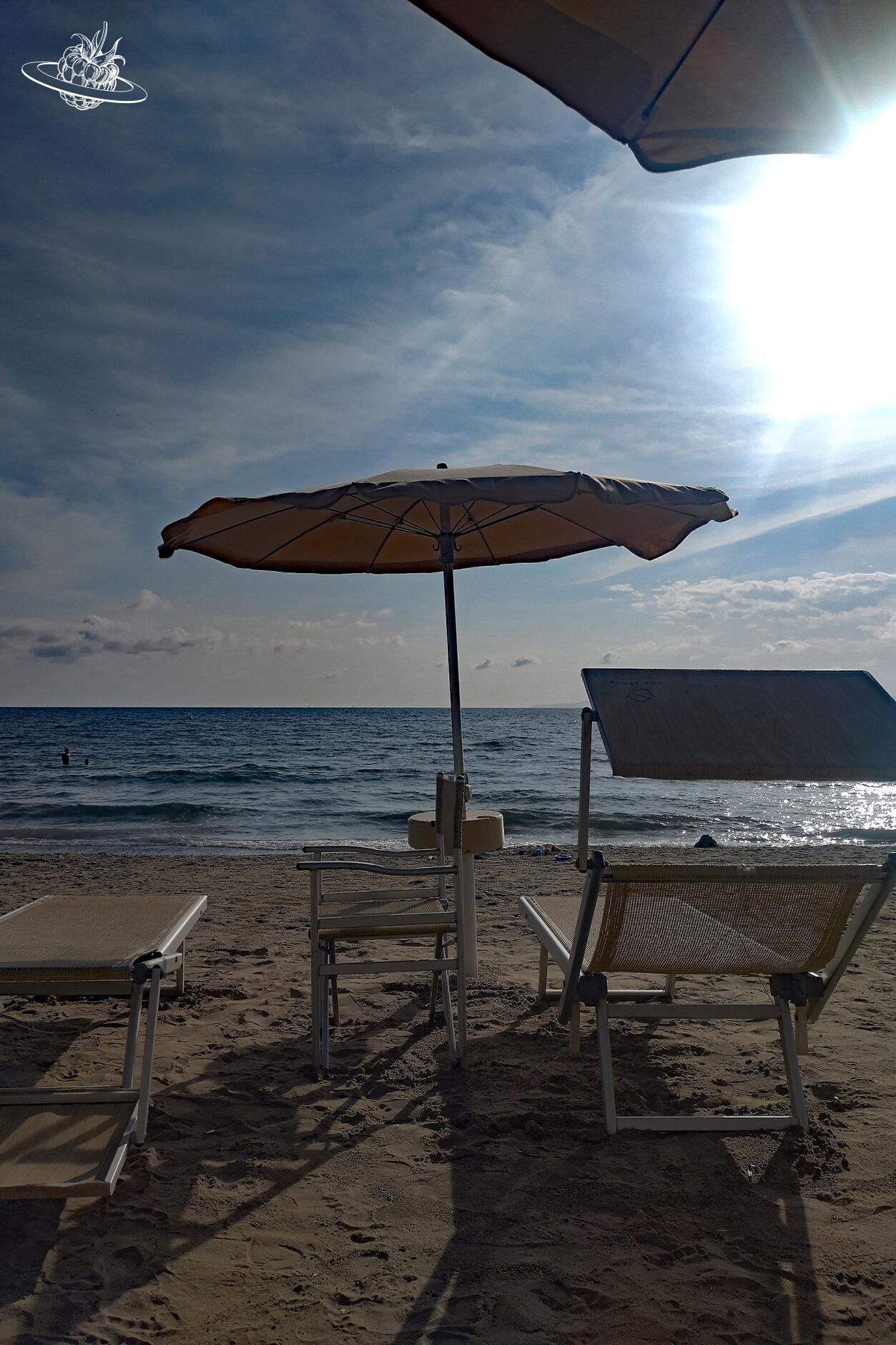 Blick auf Liegestühle im Sand