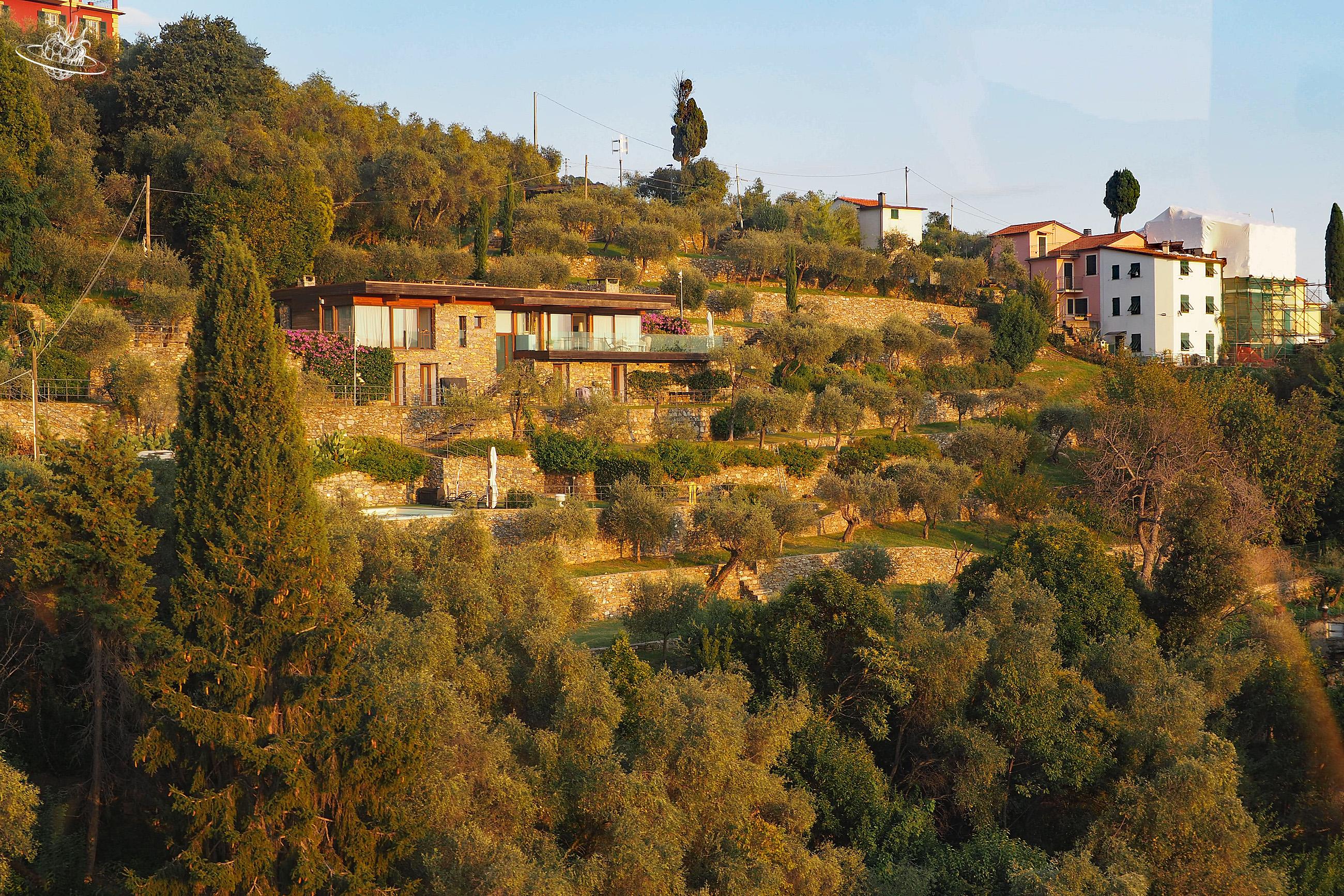 Blick auf schönen Hügel mit schönen Häusern