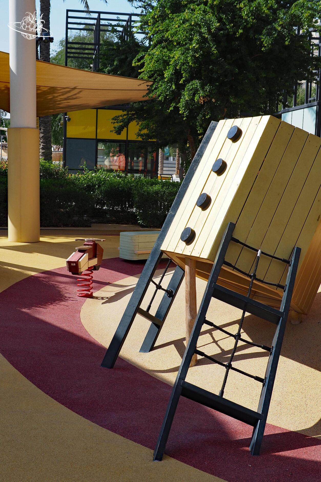 Lustiger Kinderspielplatz. Schräge Kletterwand