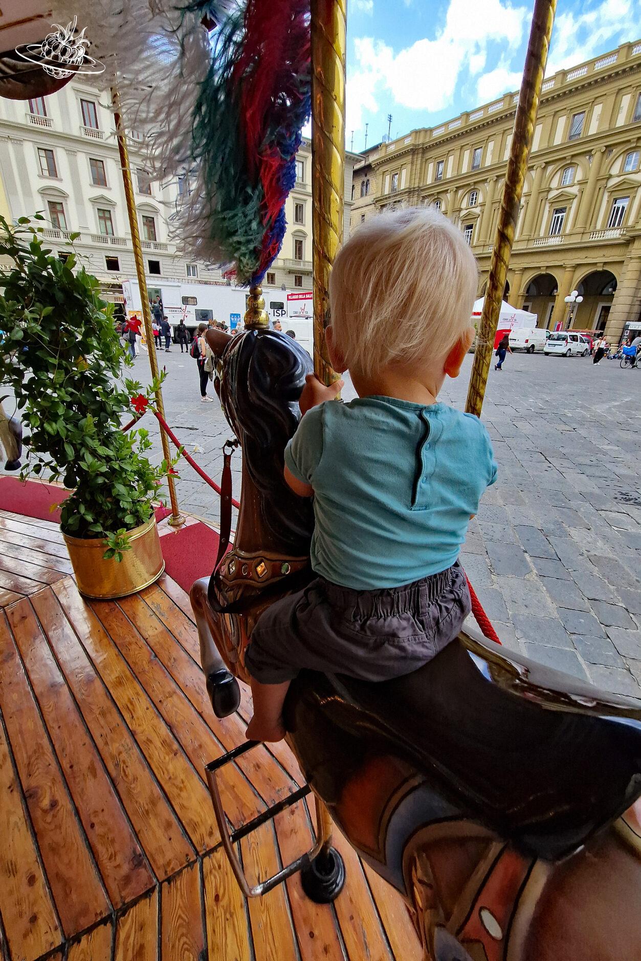 Kind auf altem Karussell