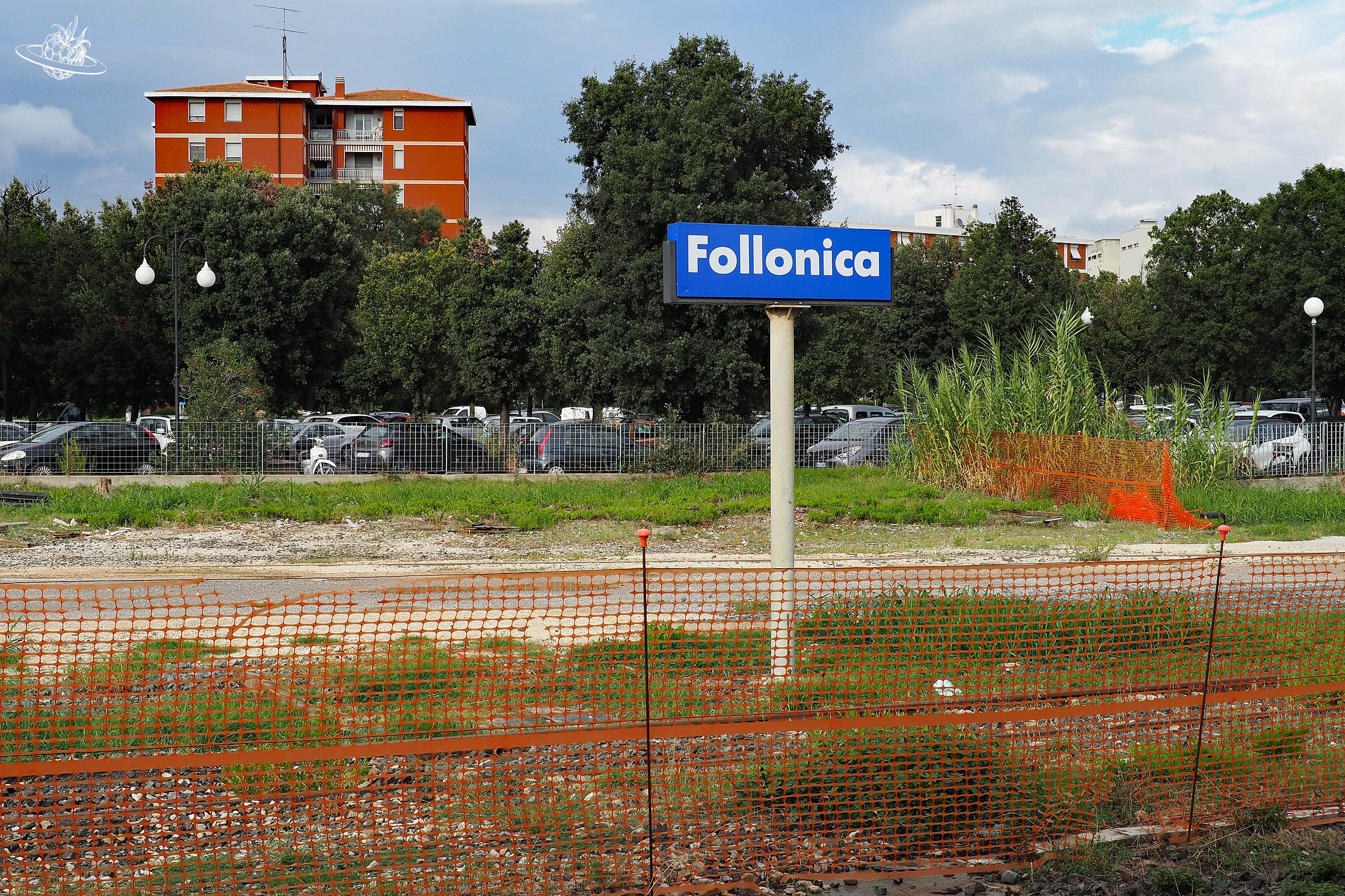 Blaues Bahnhofschild "Follonica"
