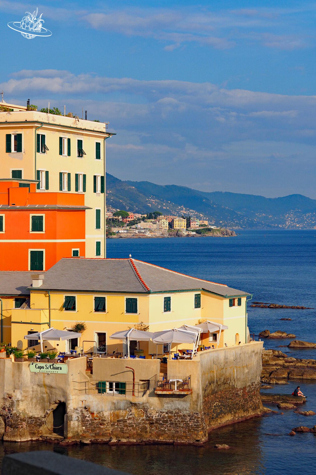 Blick auf schönes Meer und Restaurant am Ufer: