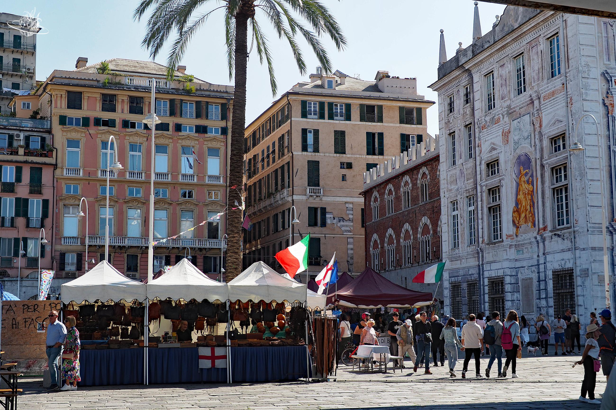 Belebter Platz mit alten Gebäuden im Hinterrund