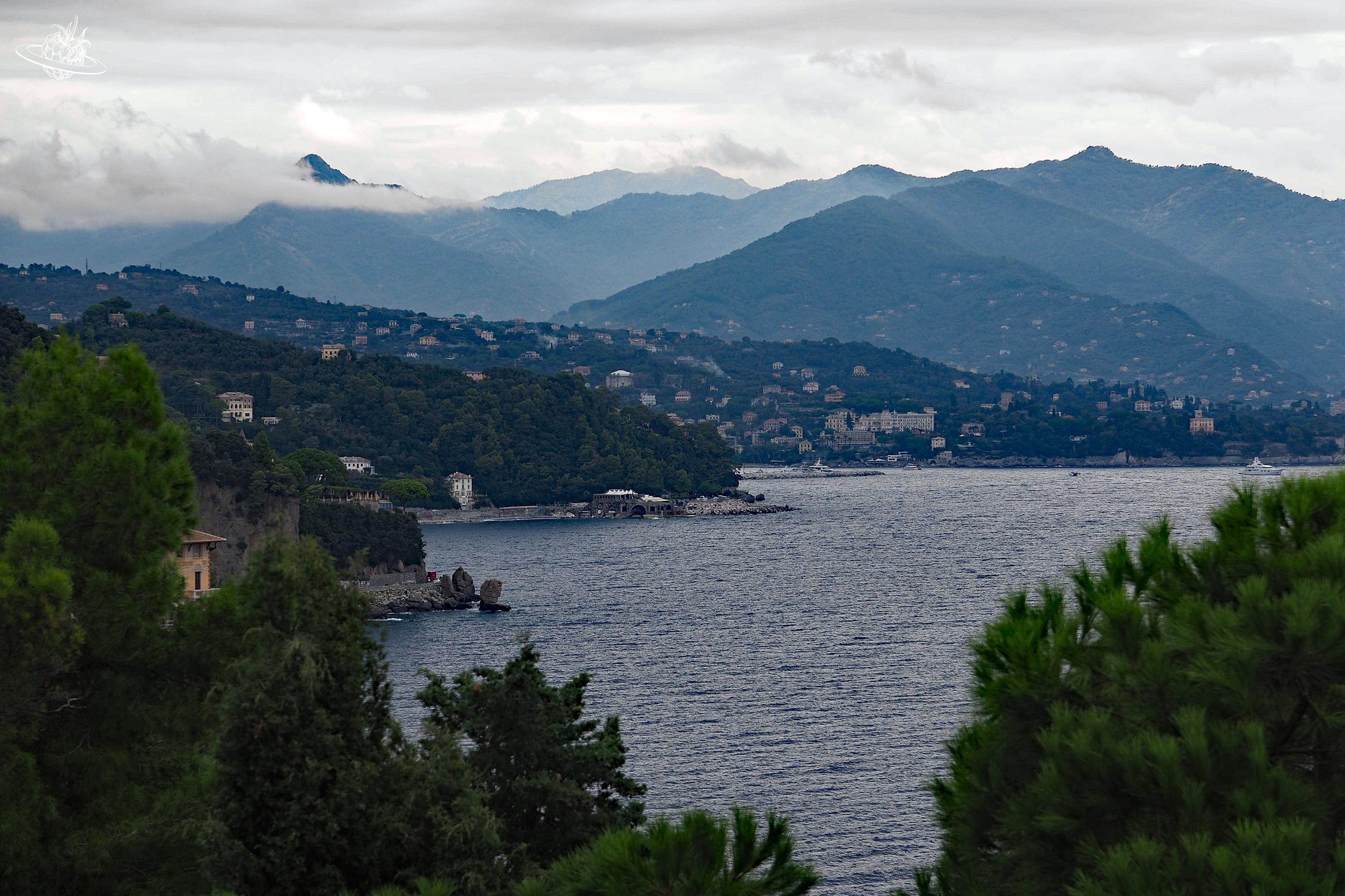 Küstenabschnitt mit Bergen im Hintergrund