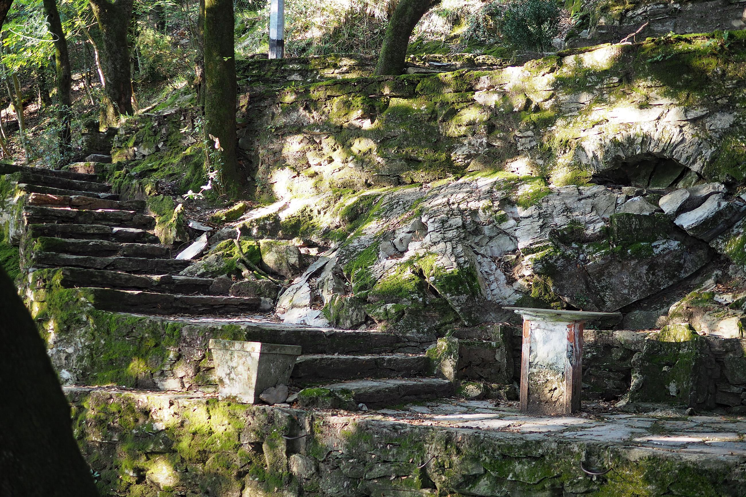 Alte Steintreppe mit Tisch
