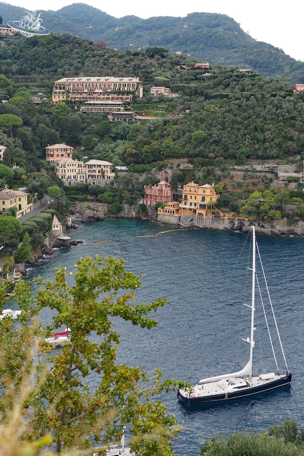 Grosses Segelschit in bewaldeter Bucht