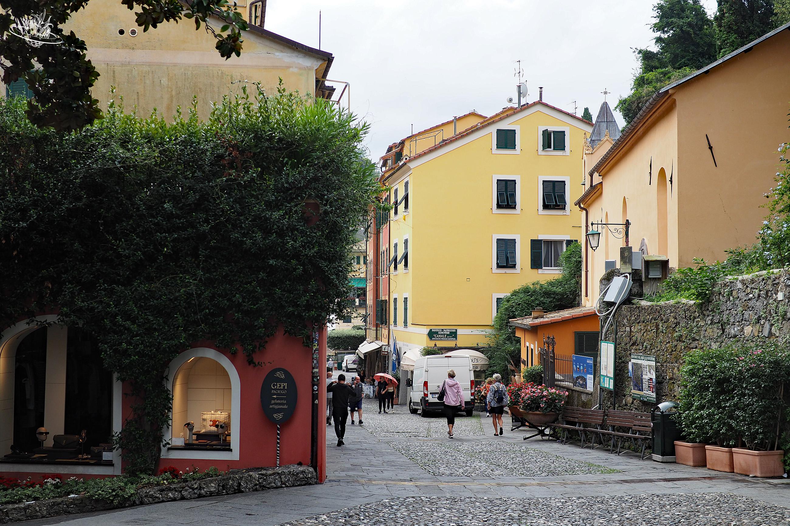 Historische Strasse mit bunten Häusern