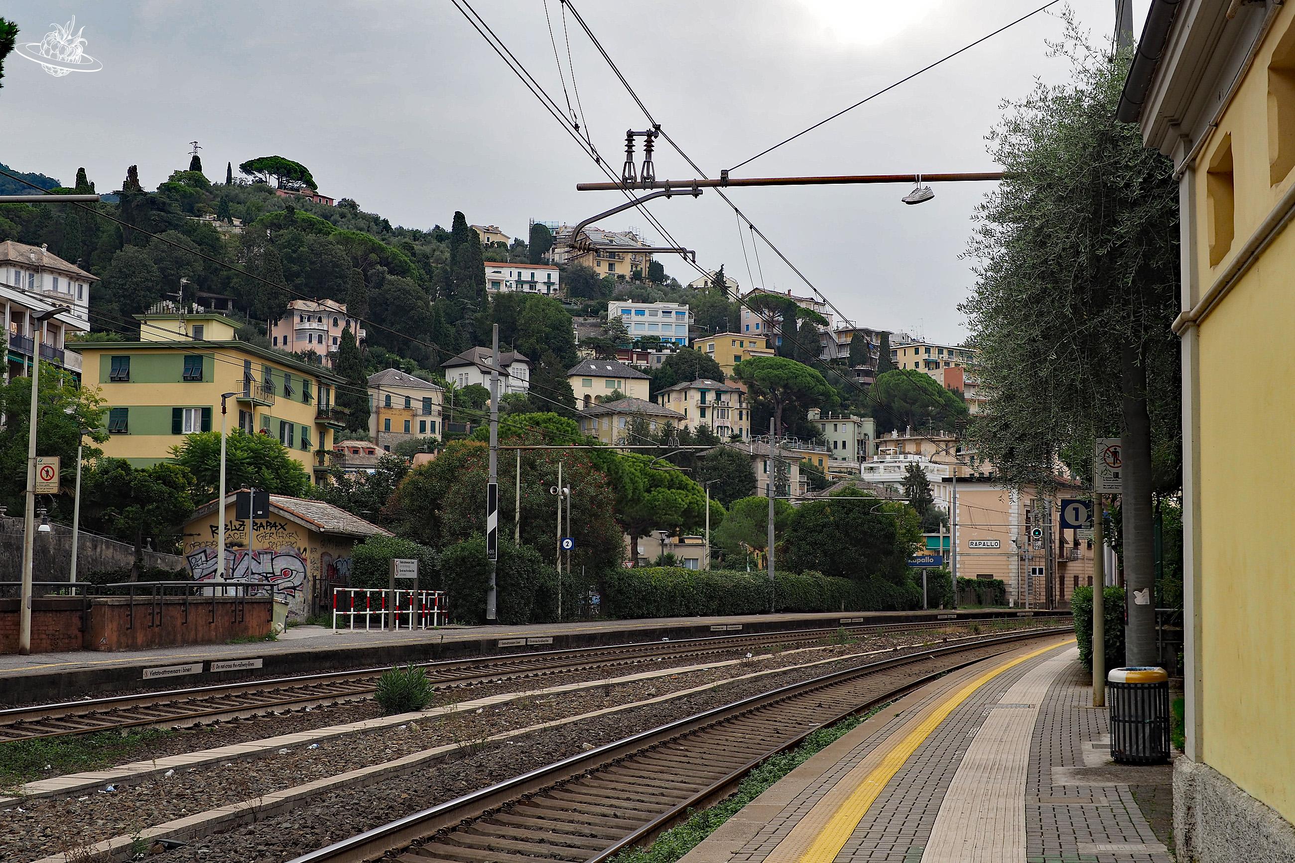 Bahnhof Rapallo mit Häuser im Hintergrund