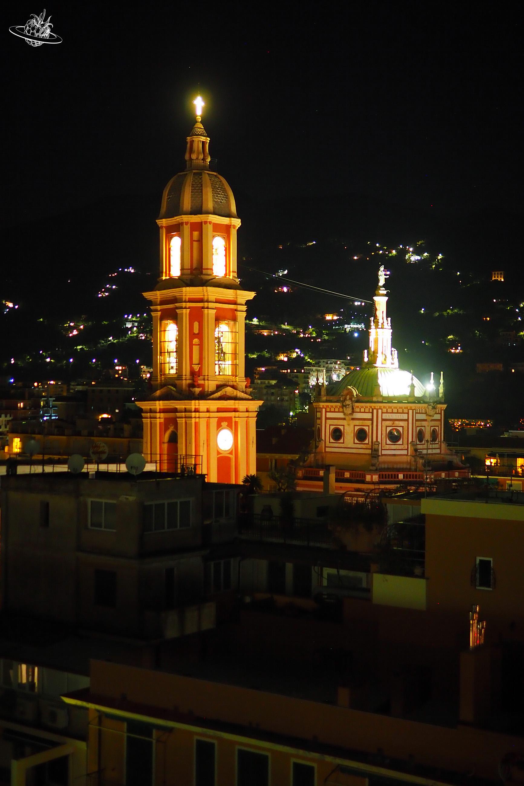 Blick auf den beleuchteten Kirchturm